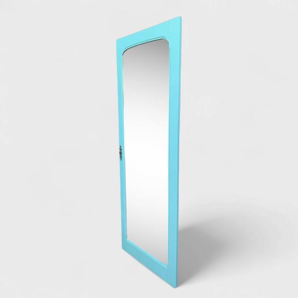Miroir biseauté sur porte parisienne turquoise