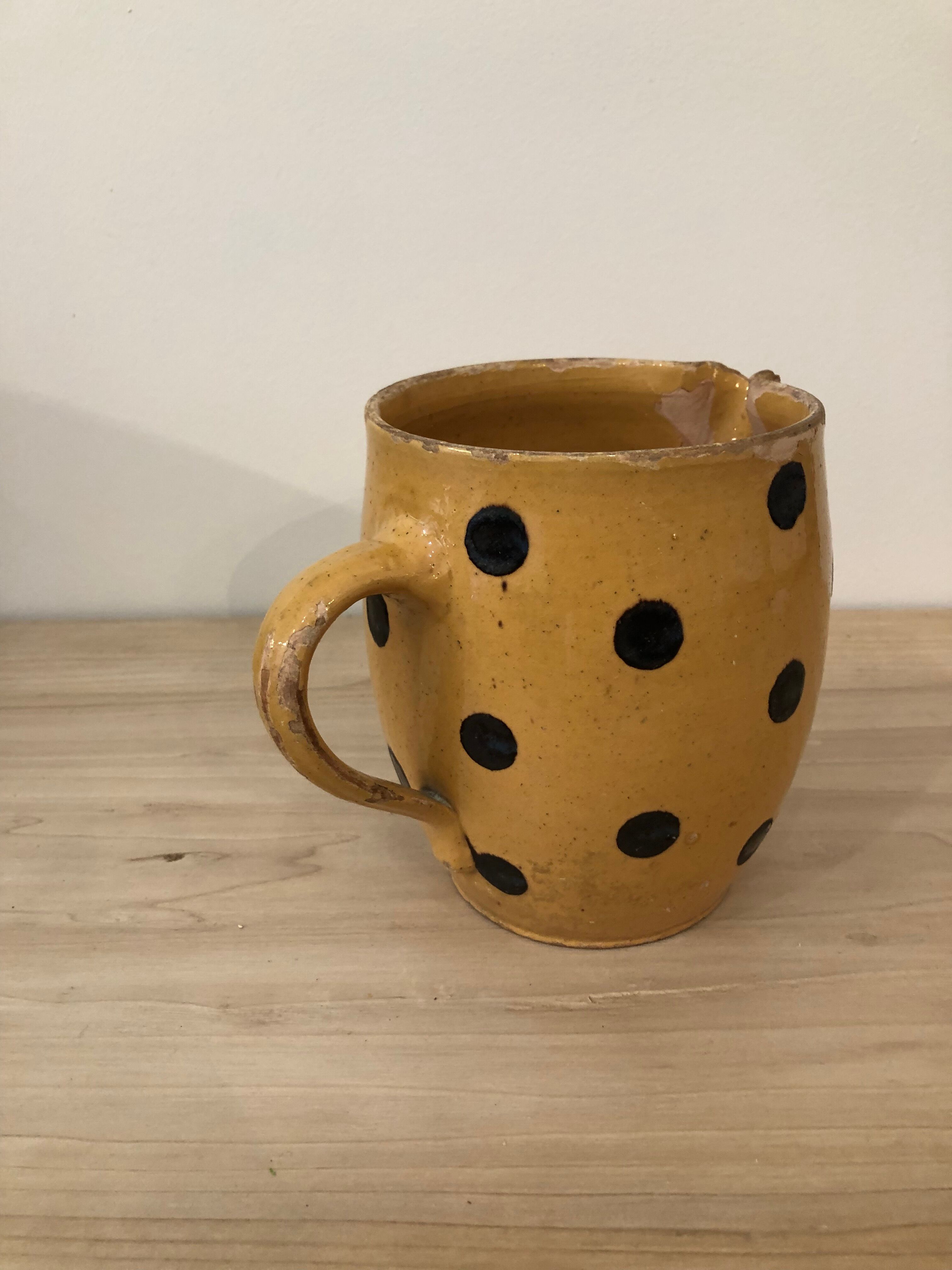 Pichet en grès jaune à pois