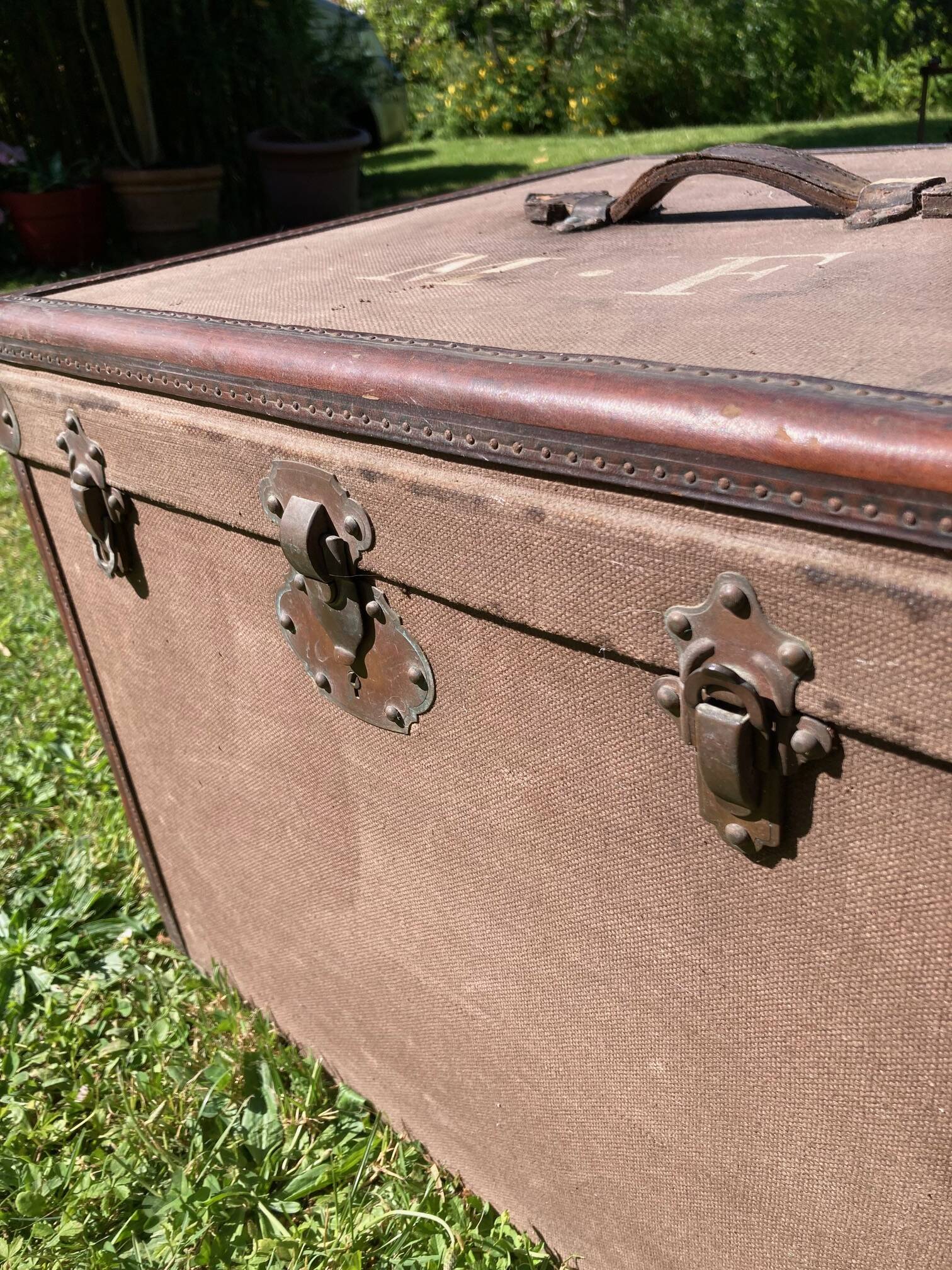 Ancienne malle de voyage, caisse de transport en bois et cuir 1900