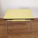 Table en formica jaune