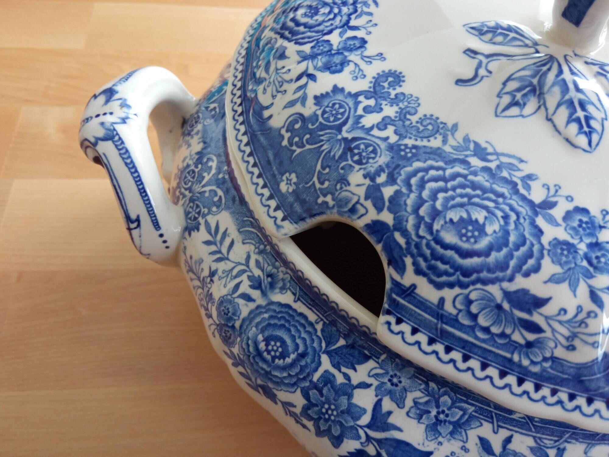 Superb retro soup tureen by Villeroy and Boch.