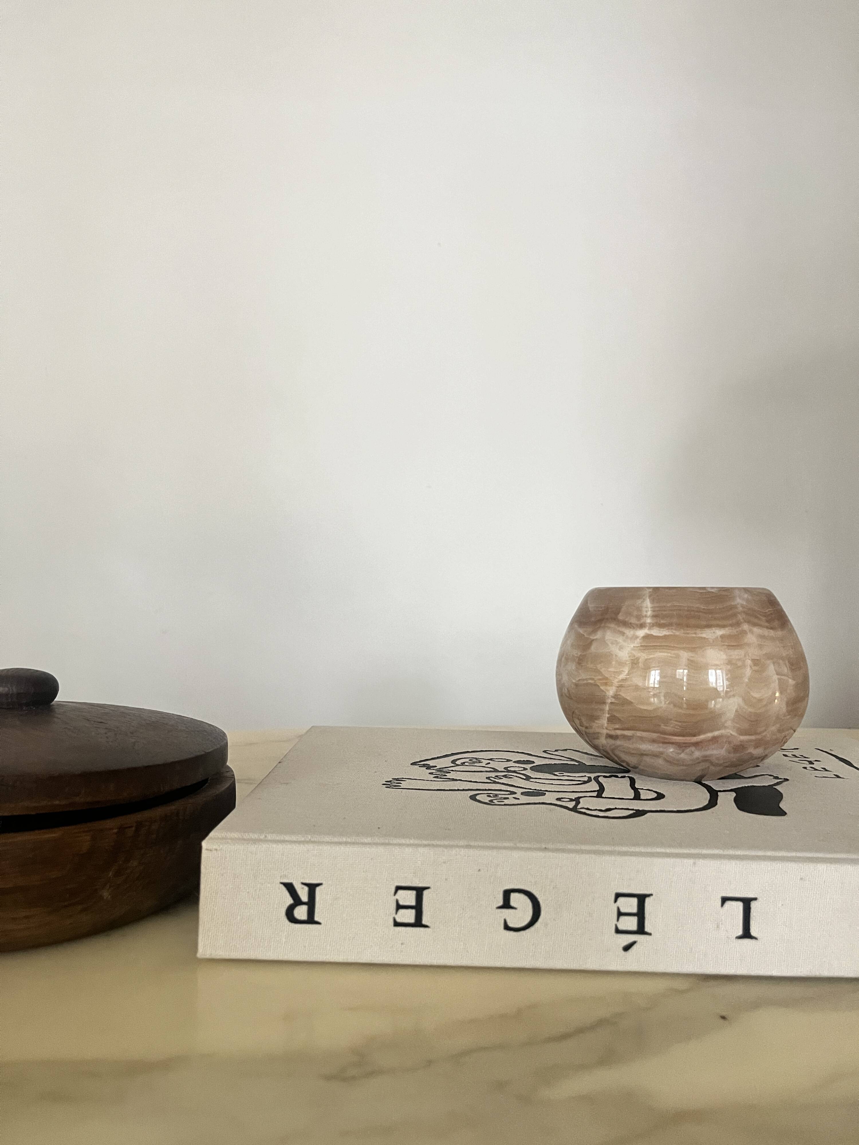 Vase boule rond en marbre beige, Italie 1970