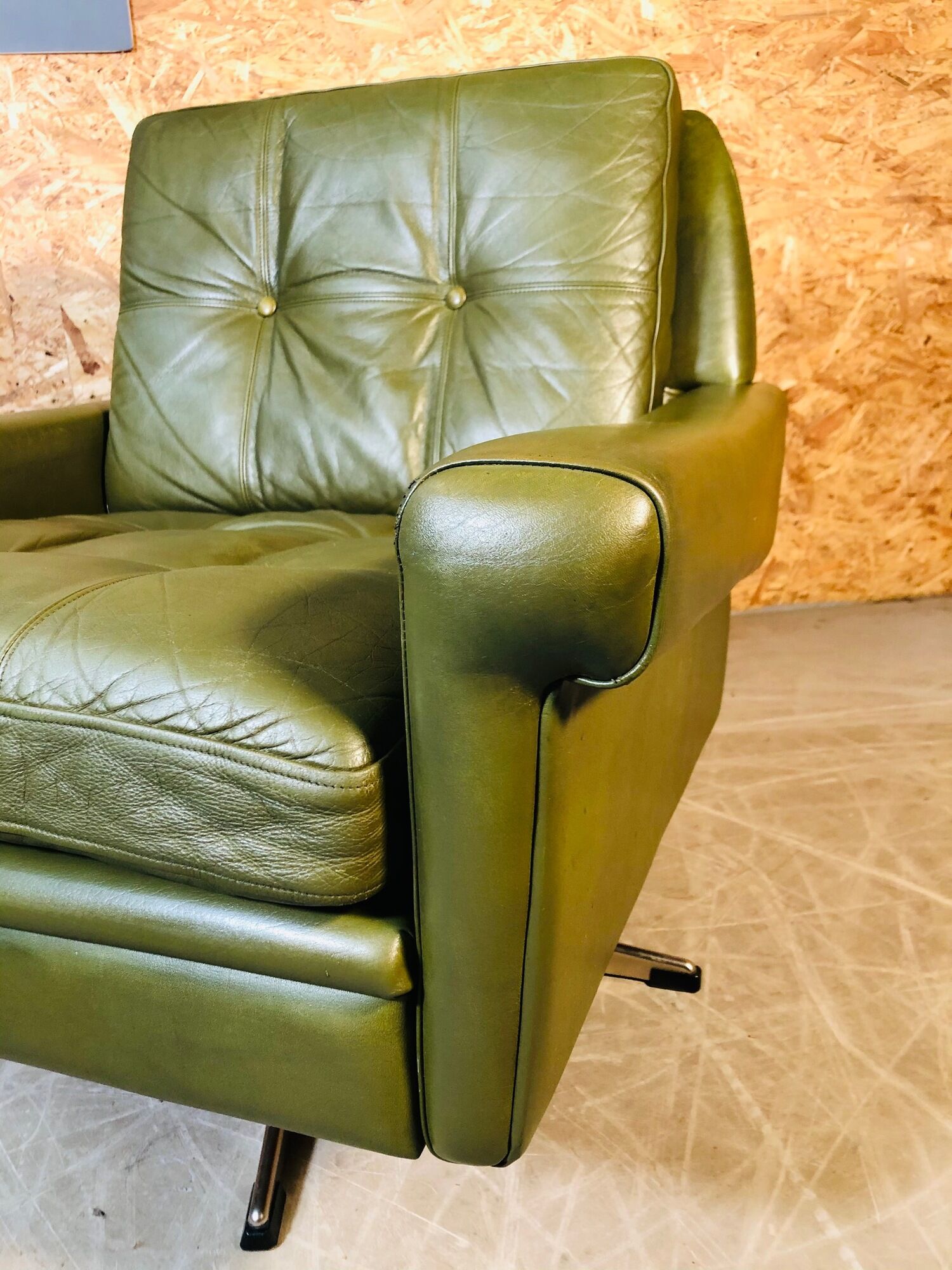 Fauteuil en cuir vert olive vintage danois Svend Skipper