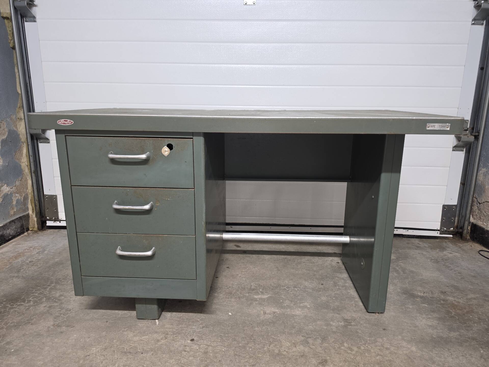 Strafor industrial desk
