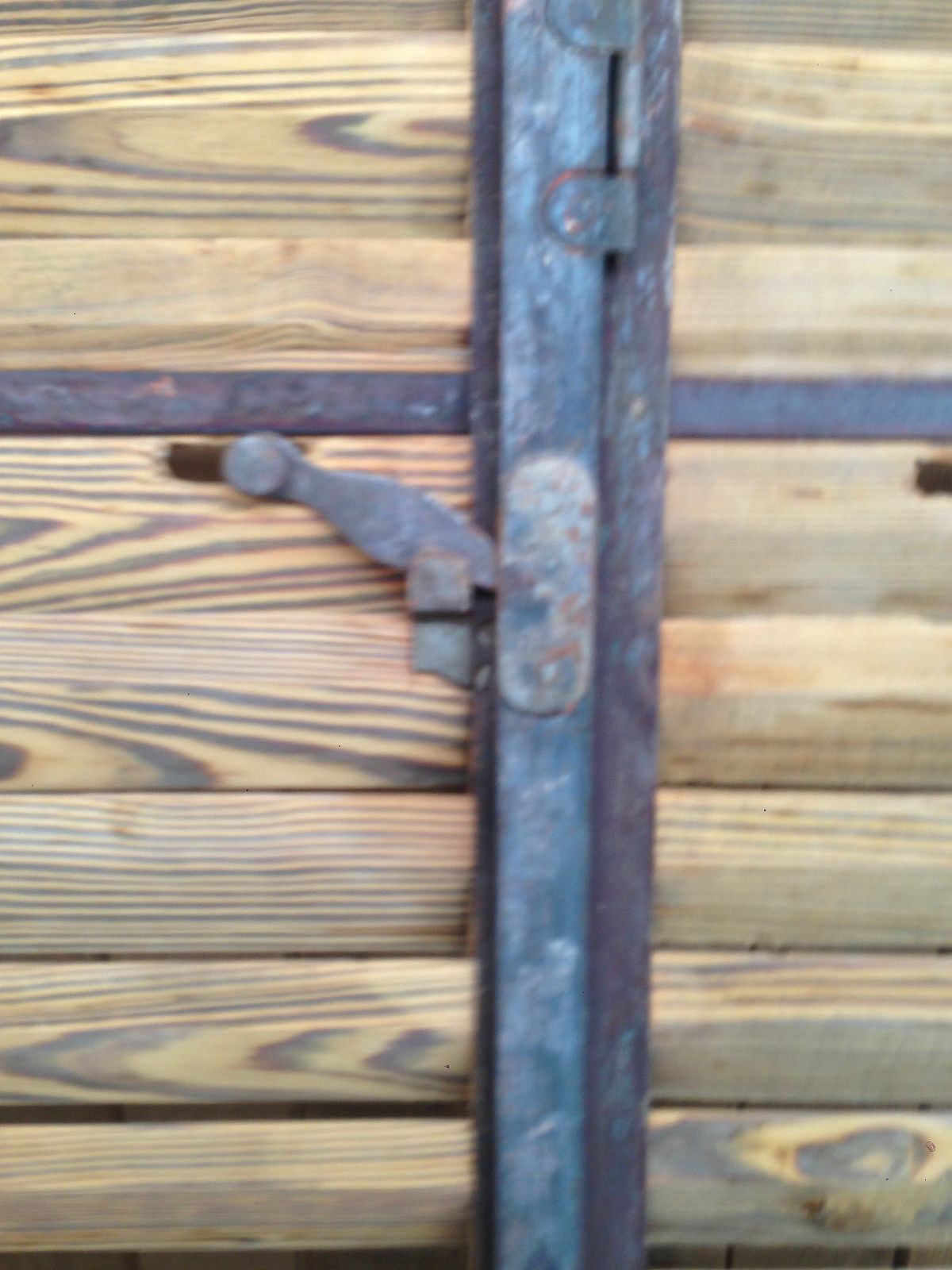 Four shutters louvered pine