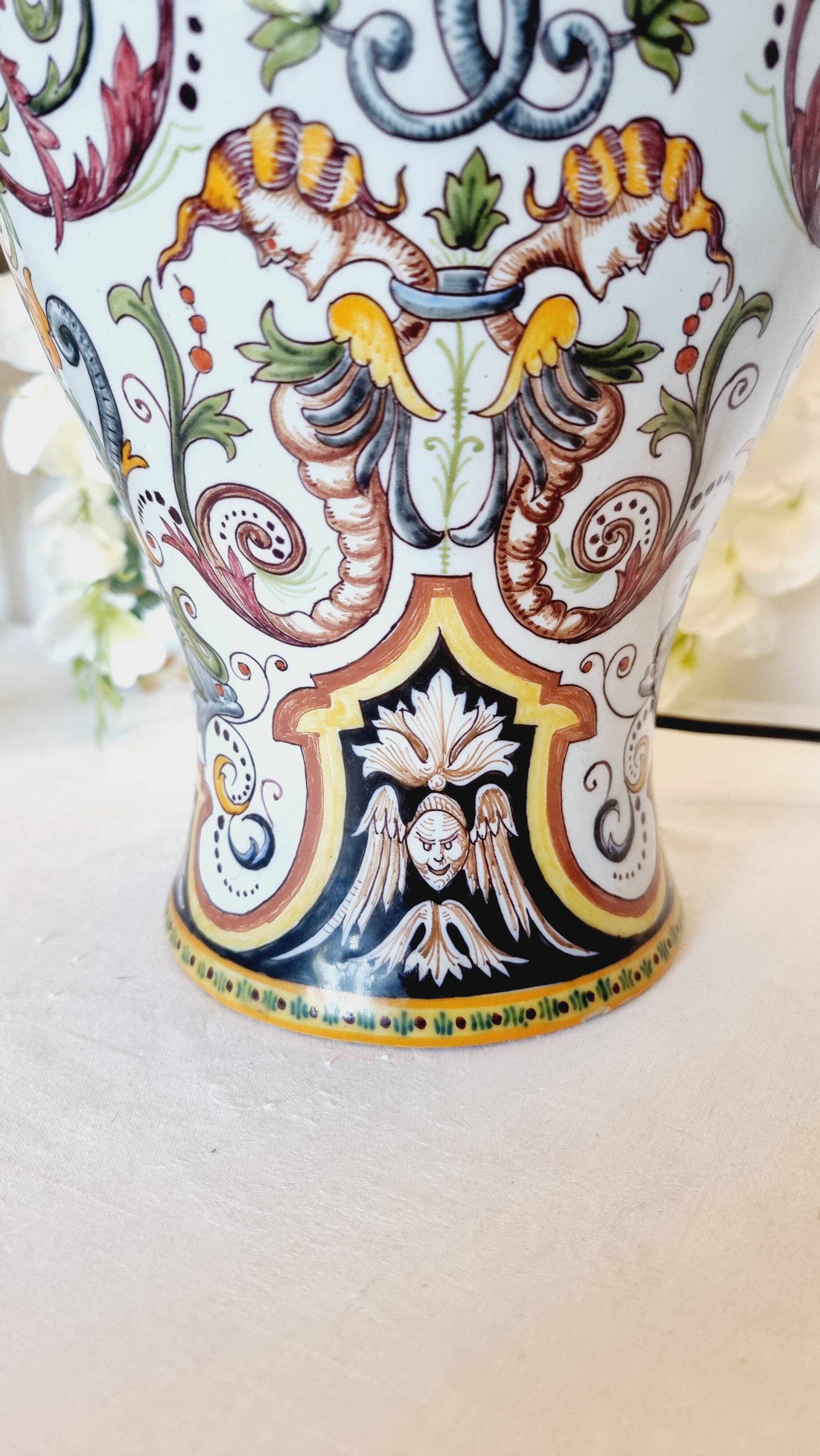 Table lamp in fine earthenware, 1950, in Renaissance style.