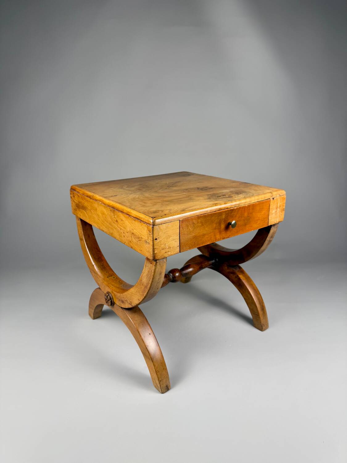 Vintage side table in solid wood with drawer