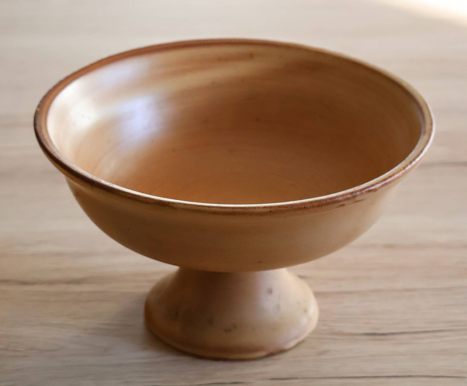 Compotier or fruit bowl on round terracotta base
