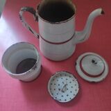 Cafetière en tôle émaillée blanche à filets rouges et dorés