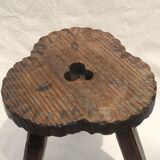 Tabouret tripode en bois ciselé