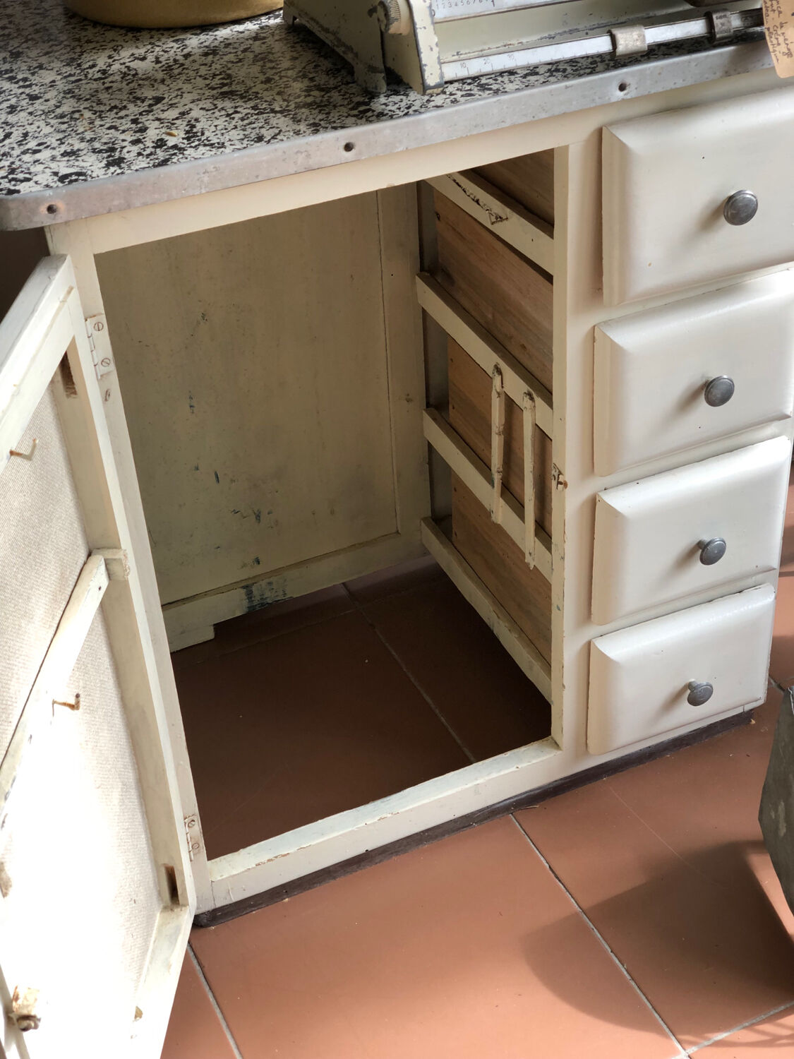 Kitchen service cabinet
