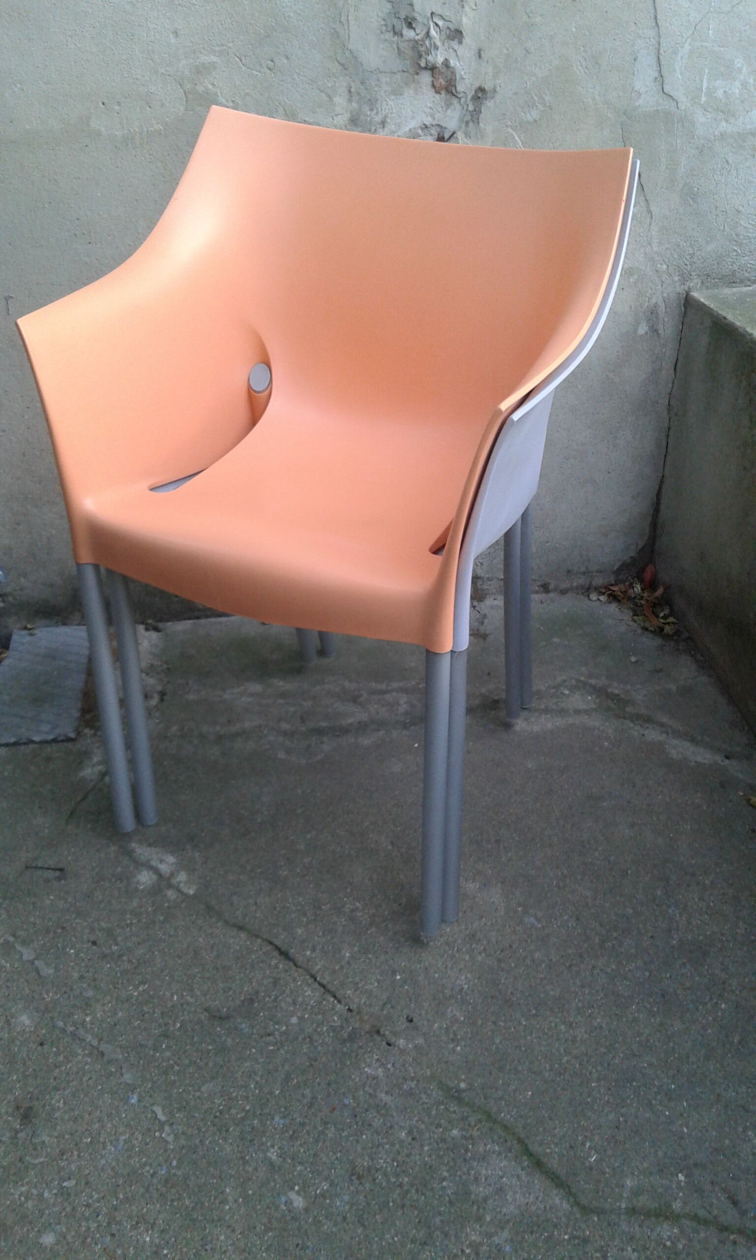 Duo de fauteuils Dr no par Starck