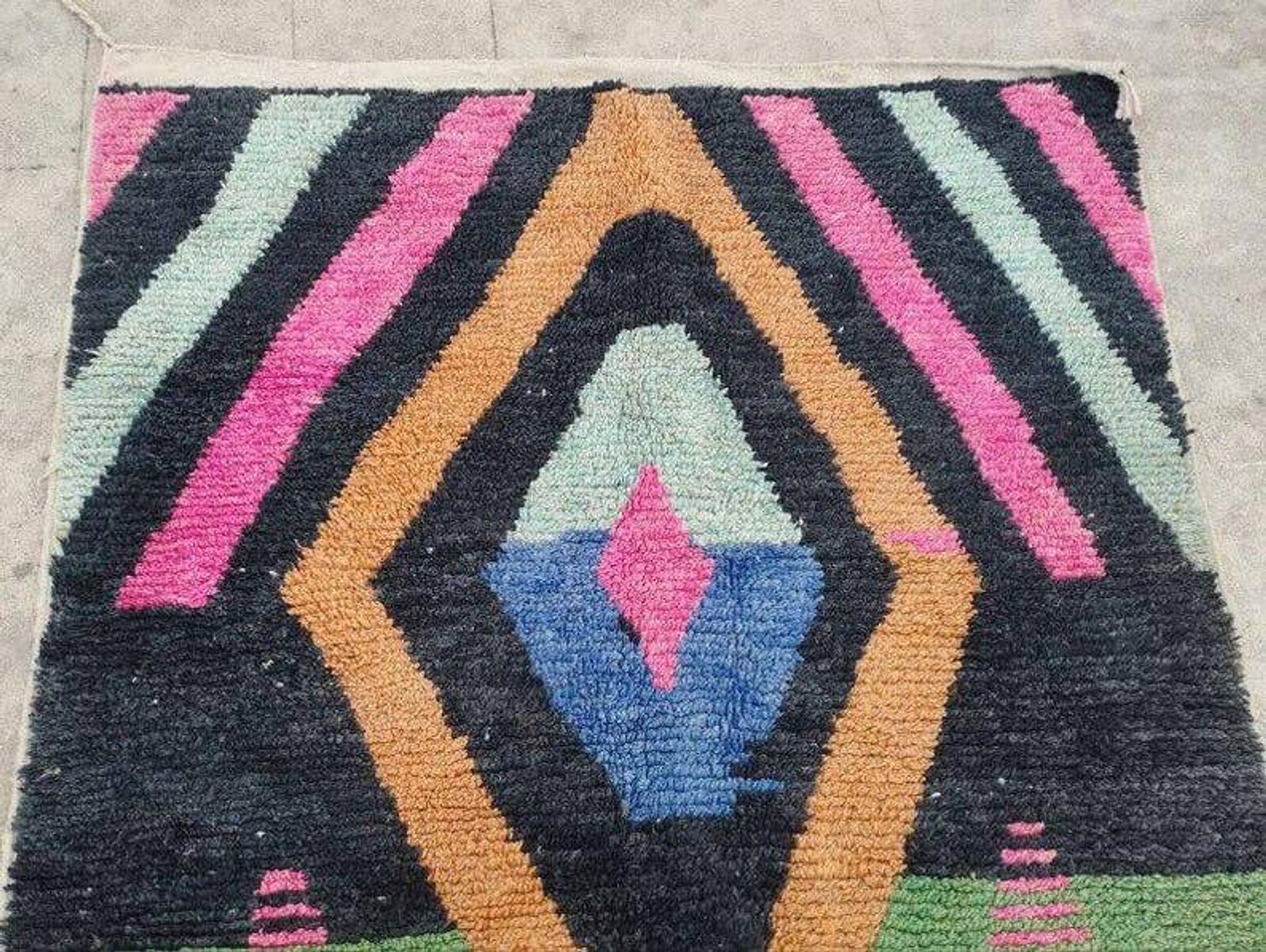 Handmade pure wool rug, size 150 x 250 cm