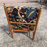 Fauteuil scandinave tissu imprimé fleurs sur fond noir