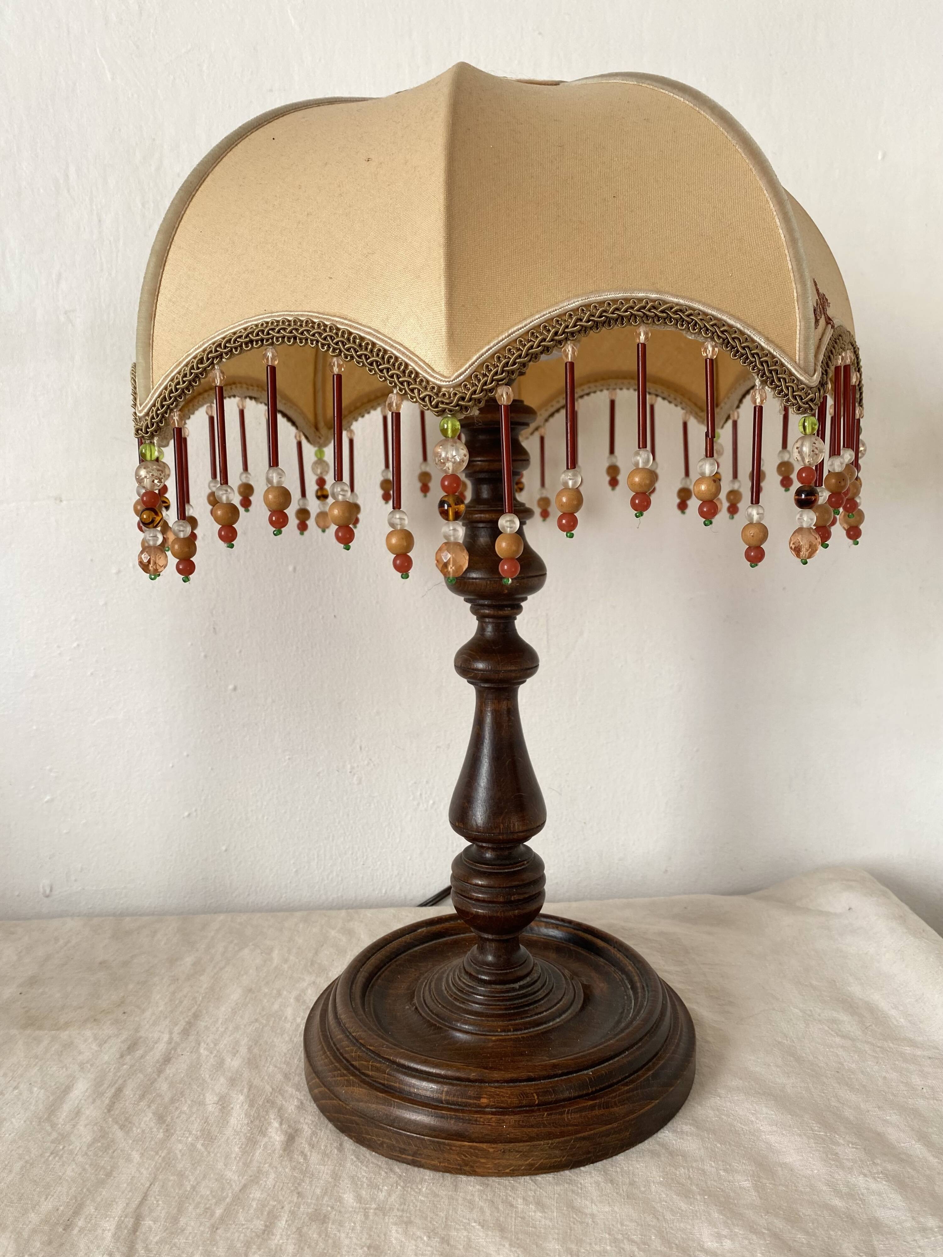 Lampe rétro bois tourné et perles 41 cm