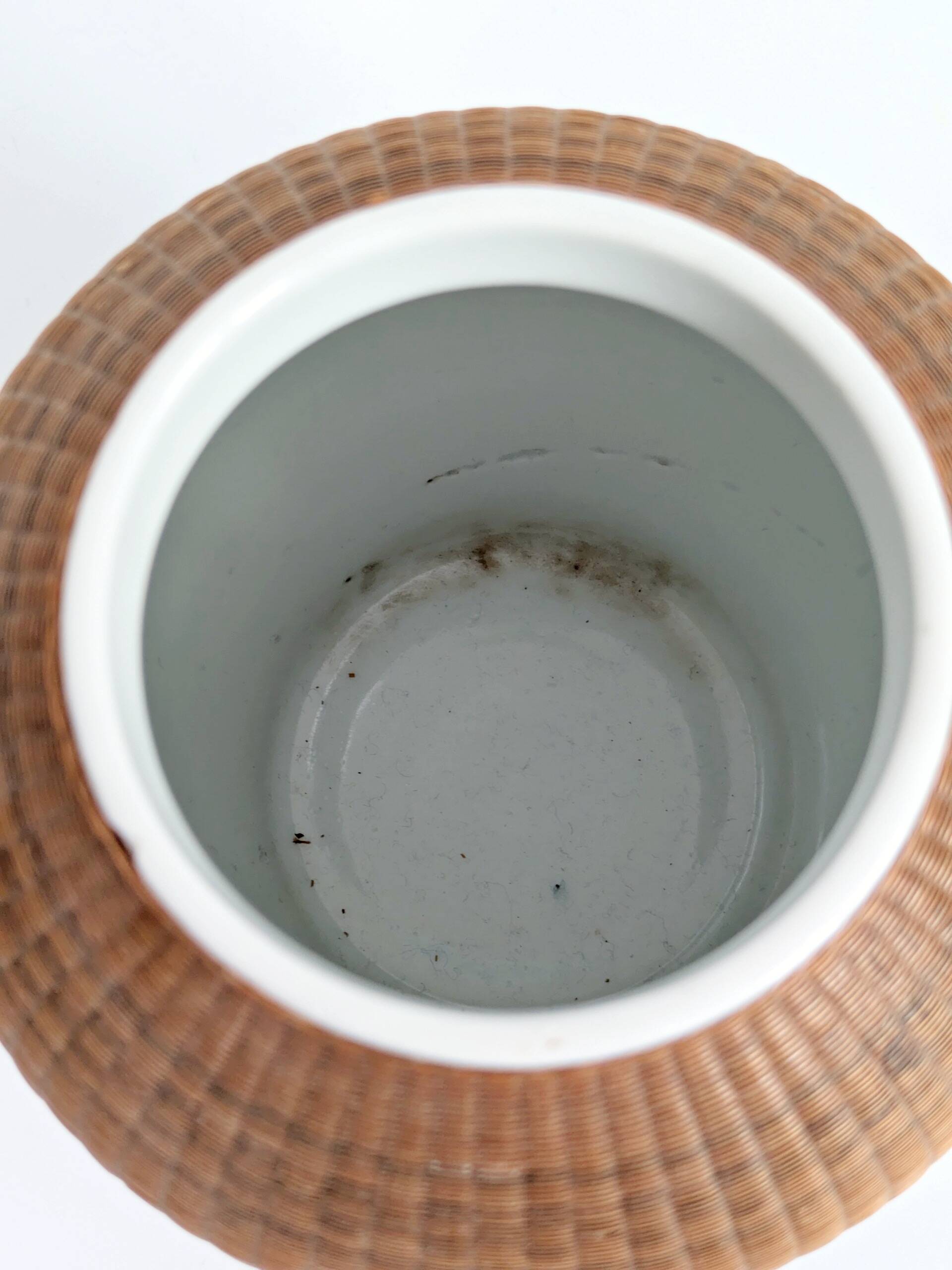 Pair of vintage Chinese vases in porcelain and woven bamboo.