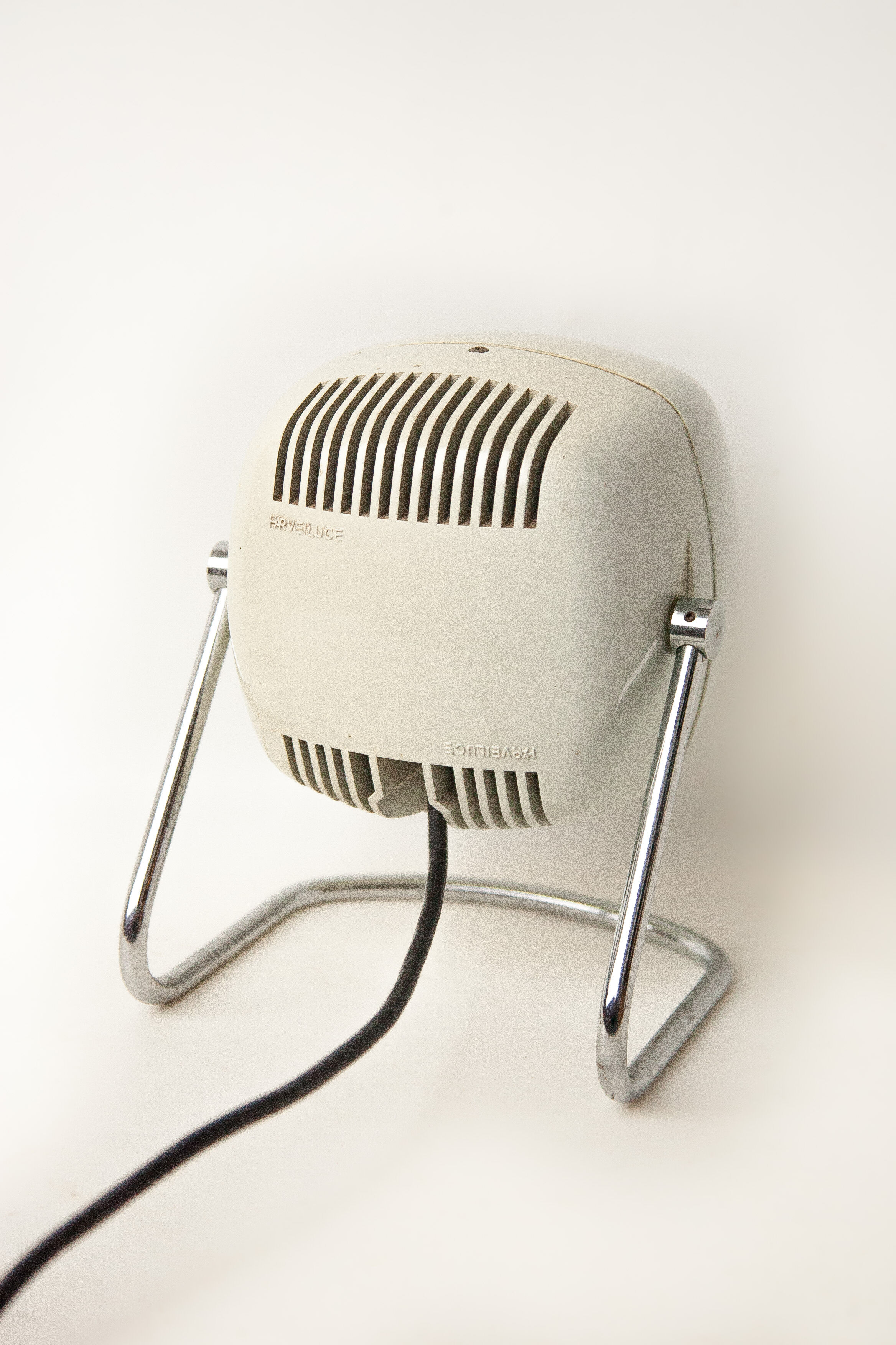 Vintage lay lamp by Harvey Guzzini for Harvey Luce, made in Italy, white metal lamp, space age, 60's