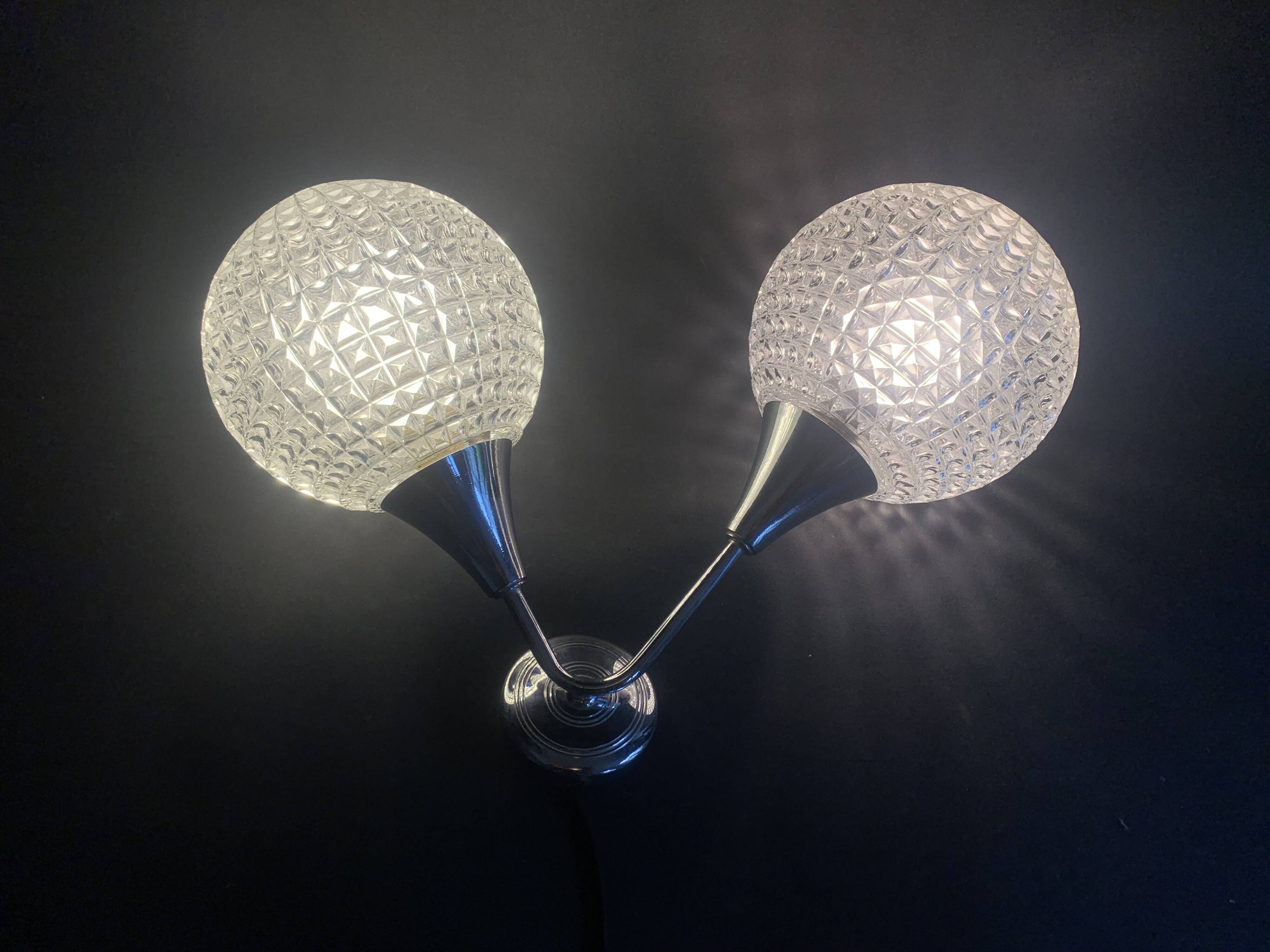 Double wall sconce and globe in diamond-pointed chiseled glass, 1960