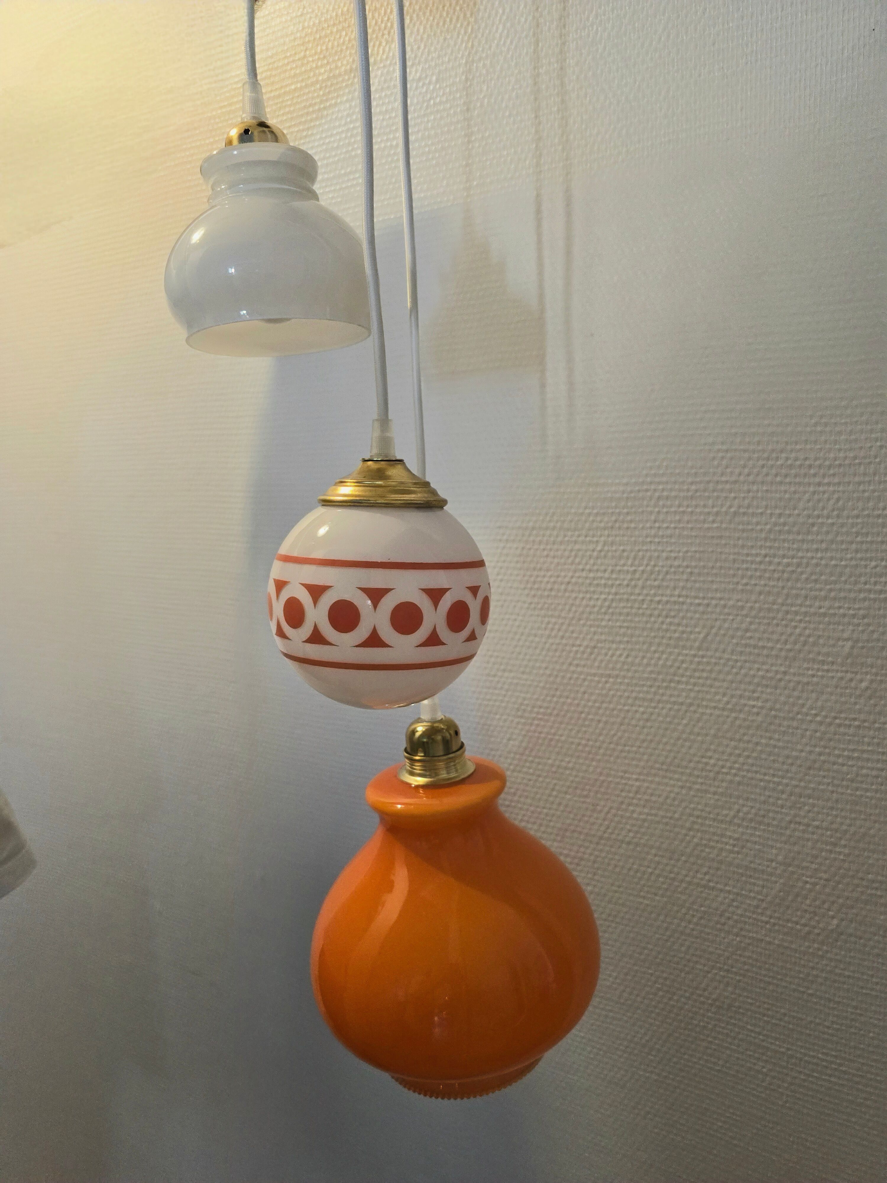 Suspension 3 globes vintage opaline orange et blanc