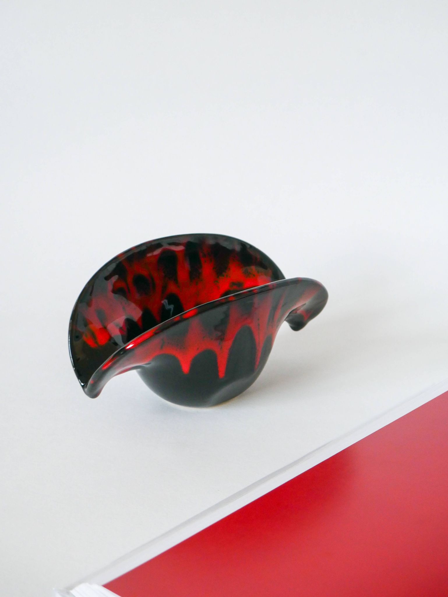 Vide-poche en céramique noir et rouge style Vallauris 1970