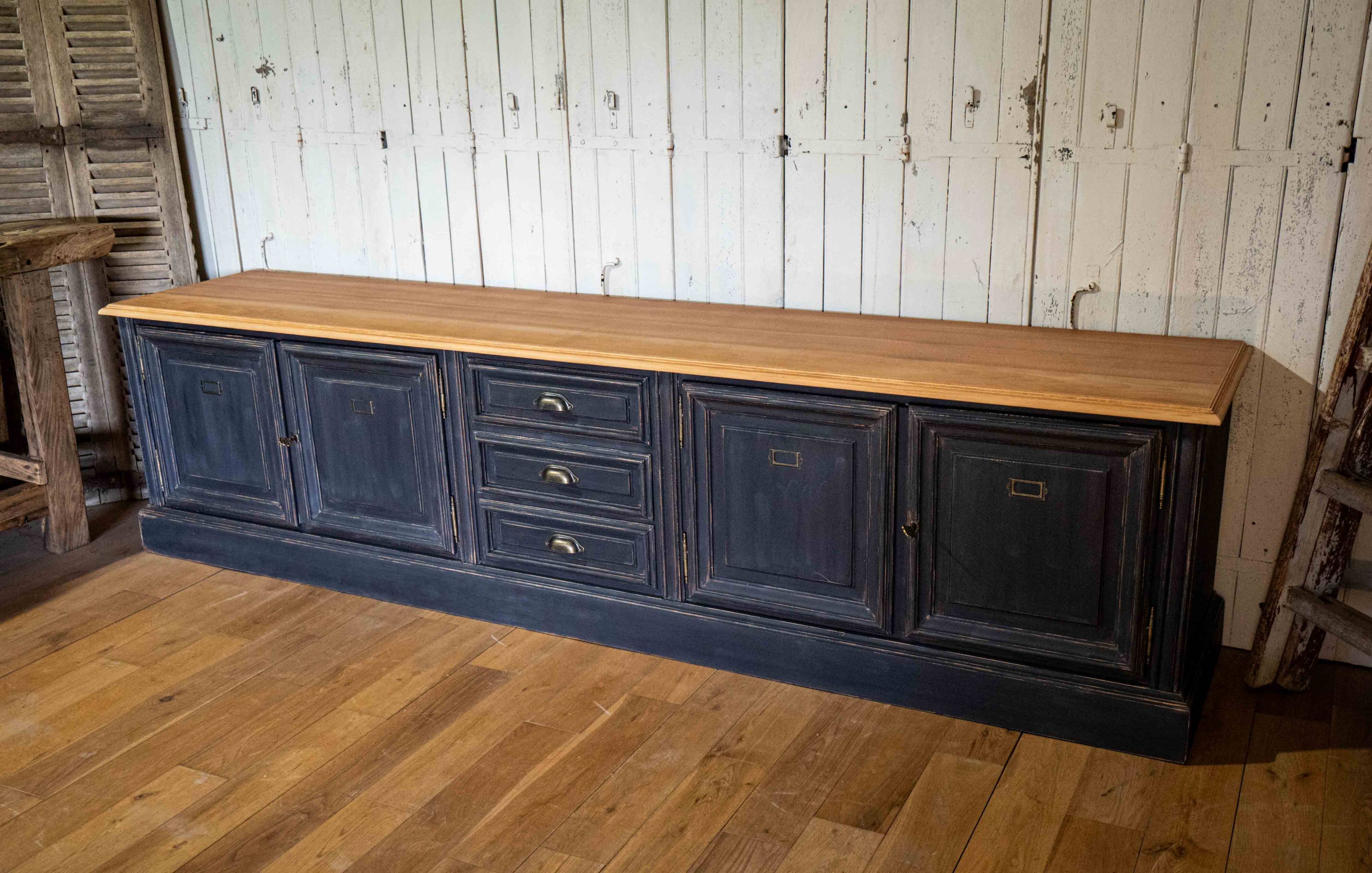 Buffet bas restauré dans le style meuble de métier