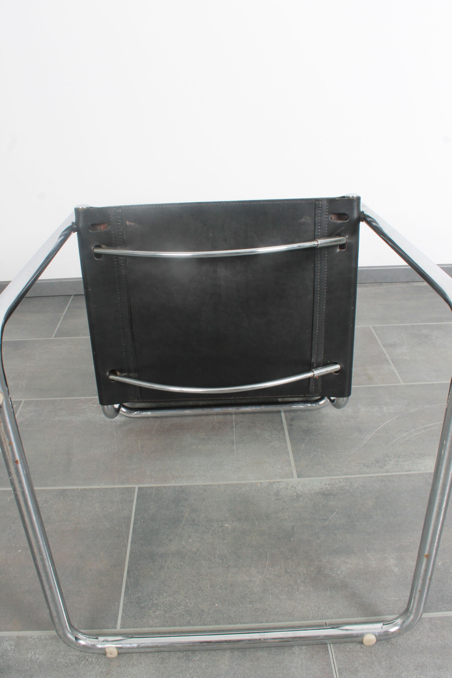 Chaise cantilever. de Matteo Grassi