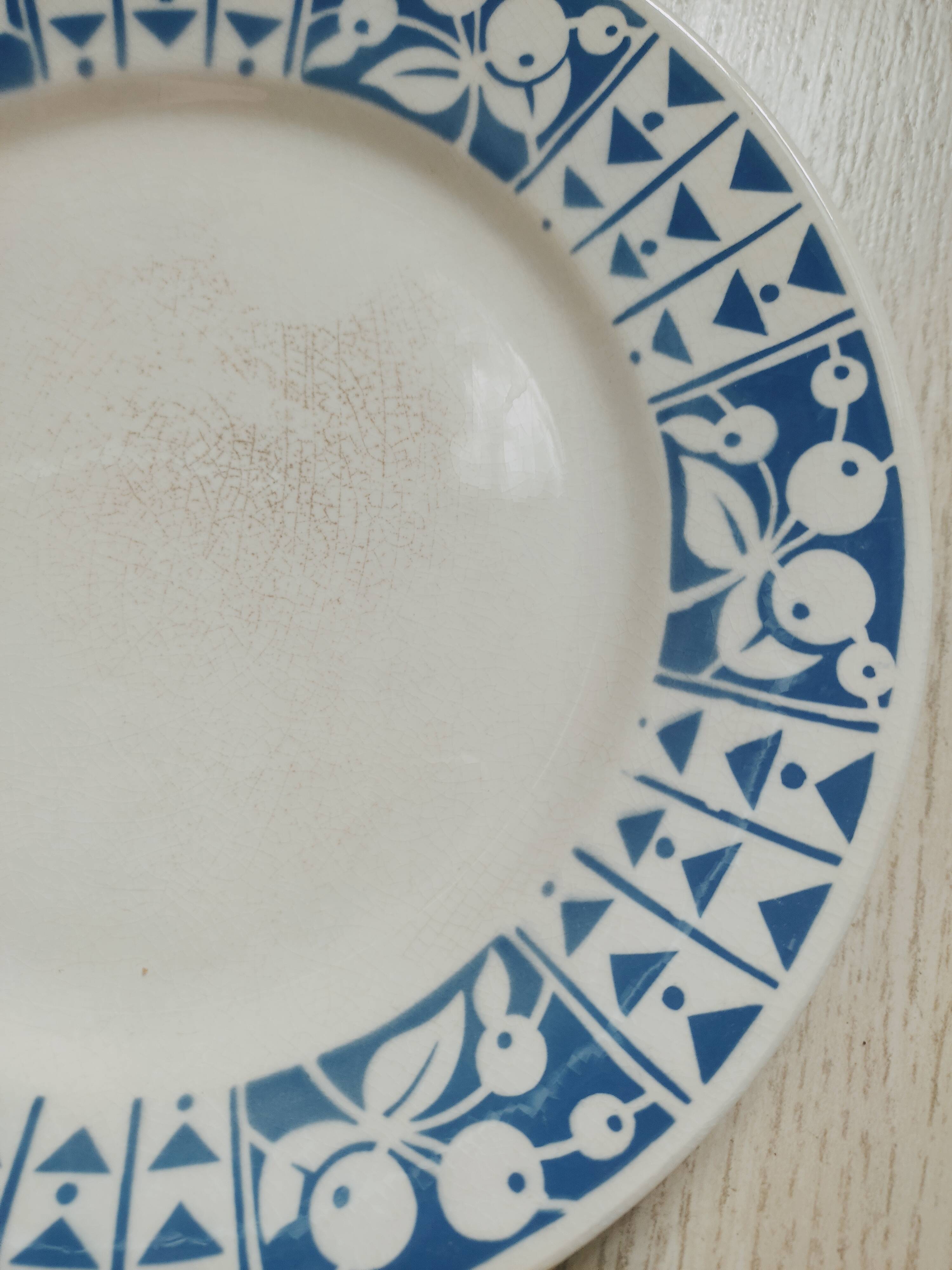 6 retro plates mismatched in earthenware