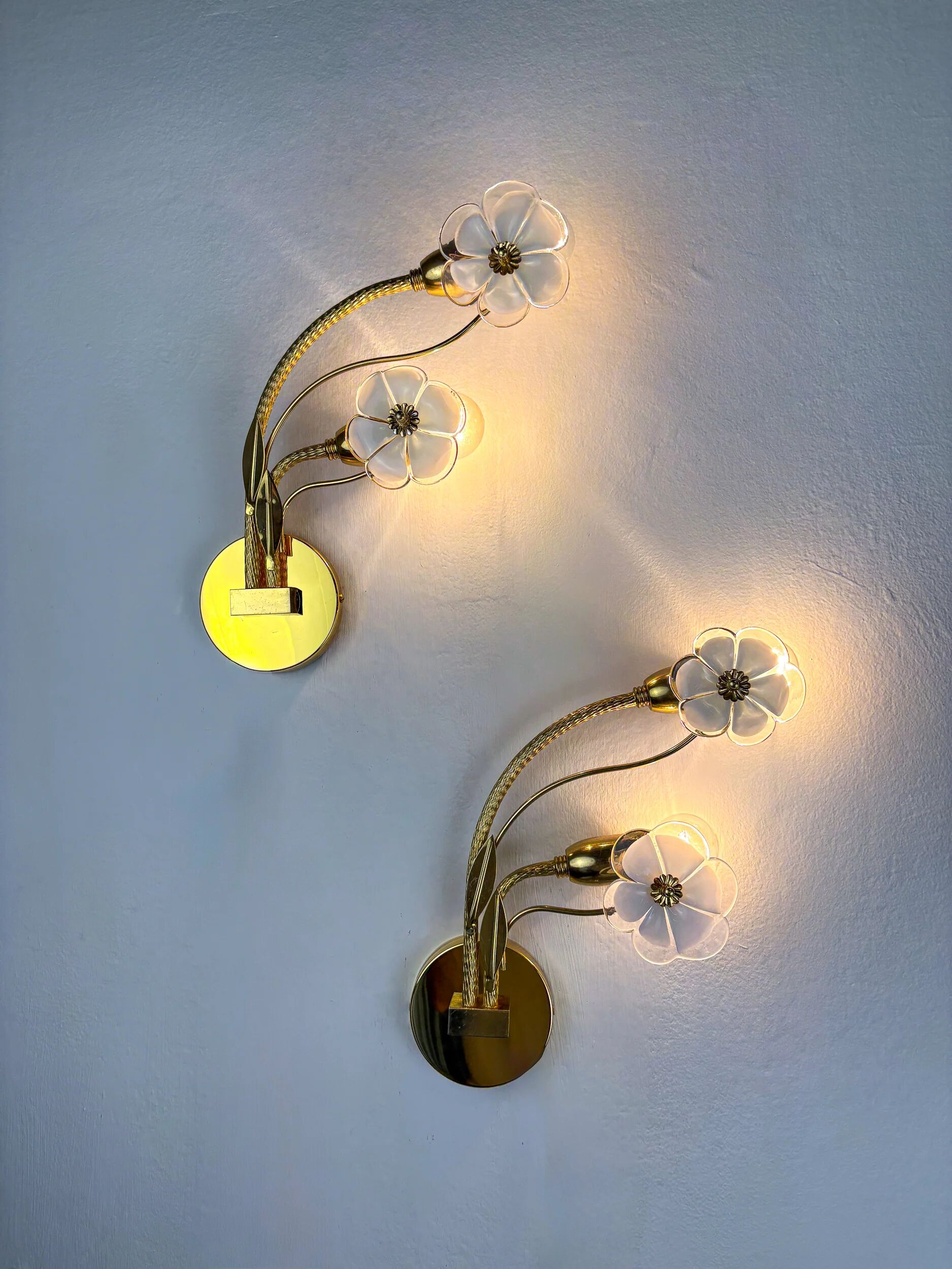 Pair of hibiscus floral sconces, Murano glass, Italy, circa 1970s