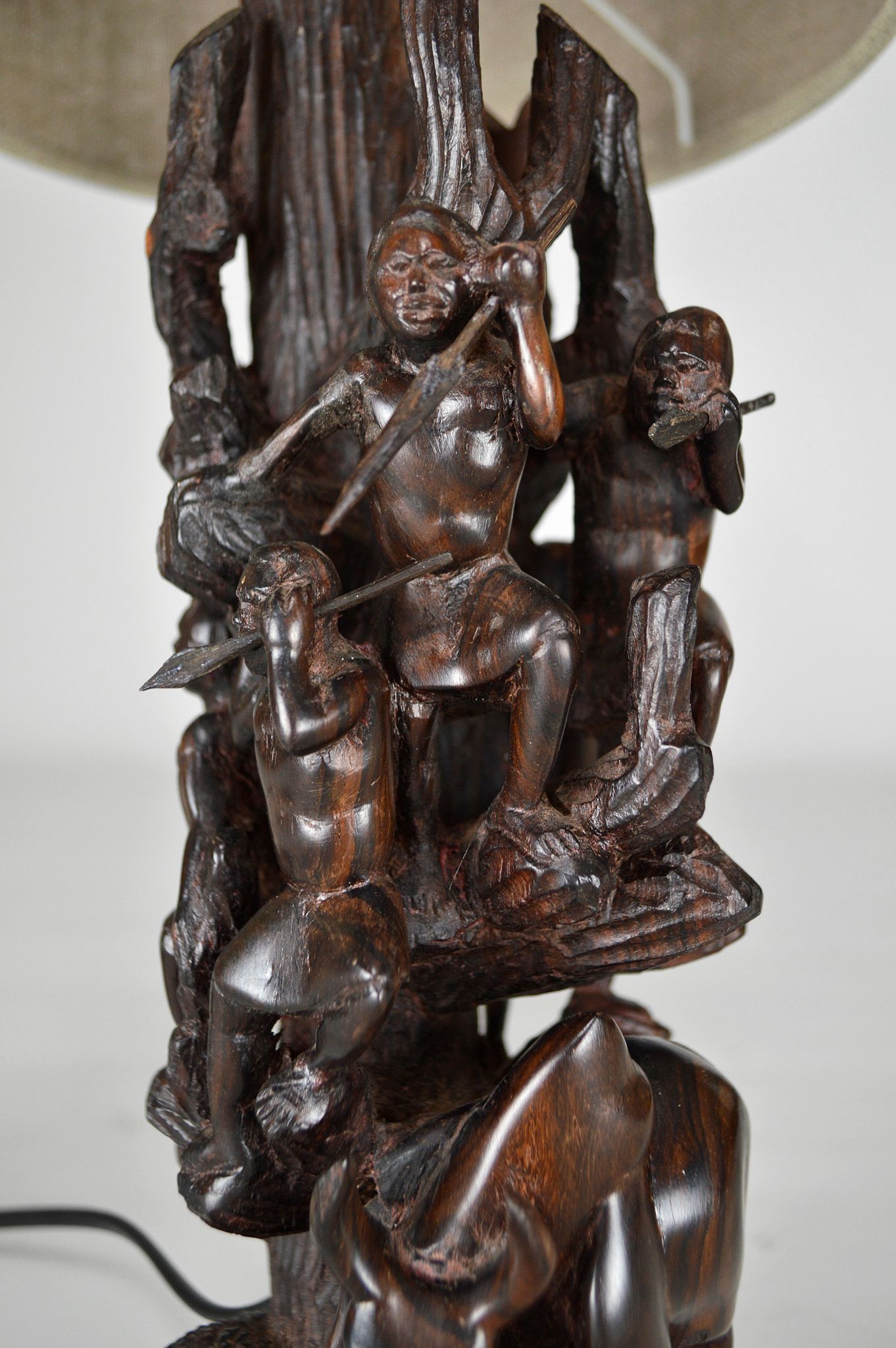 Lampe africaine en ébène sculpté, "Chasseurs, buffle et crocodile"