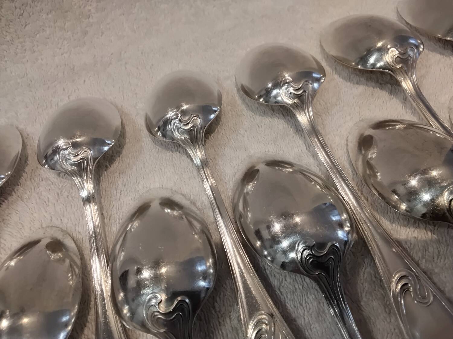 12 silver-plated metal soup spoons, Ercuis silversmith, Mousseline pattern, 22.1cm