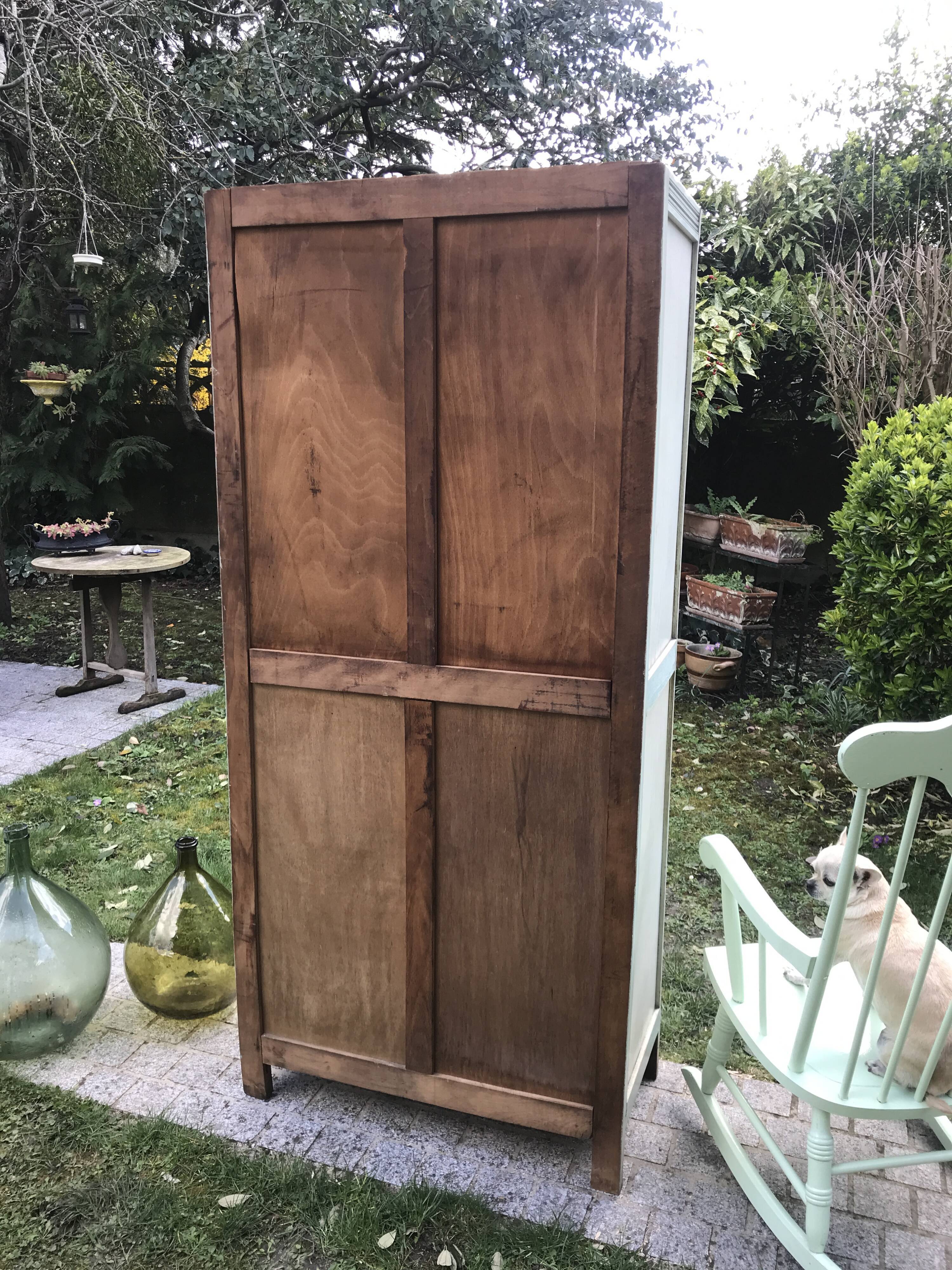 Armoire parisienne verte à panneaux vintage 1940/1950