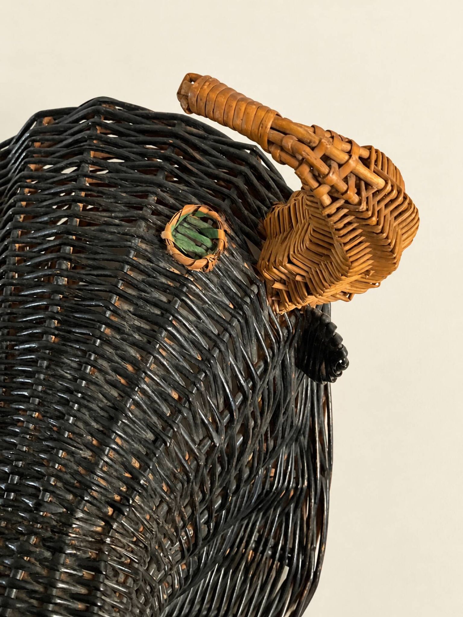 Rare trophée tête de taureau en osier polychrome, vers 1950