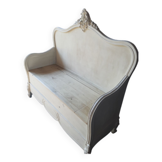 Chest bench