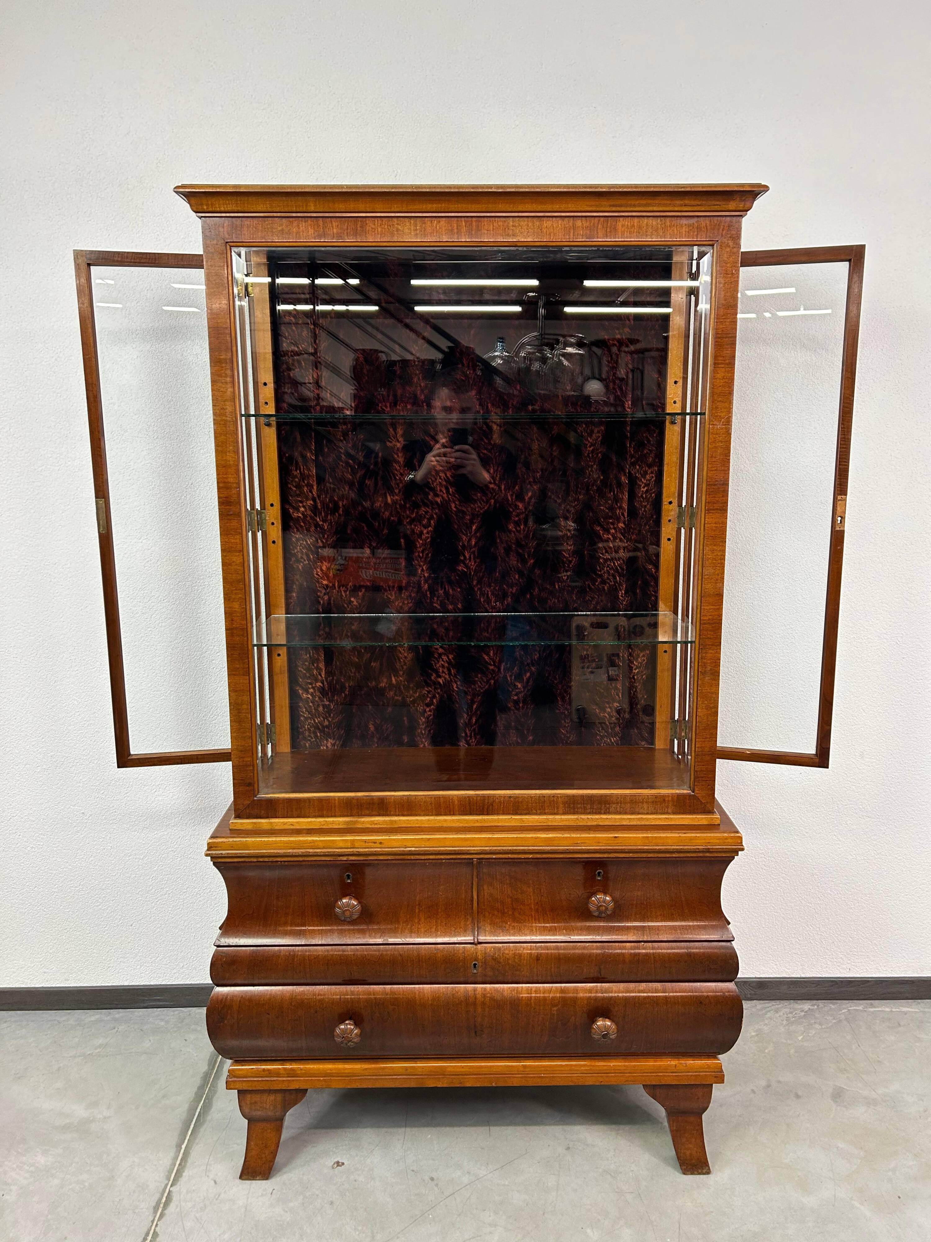 Large Art Deco display case by Lingel