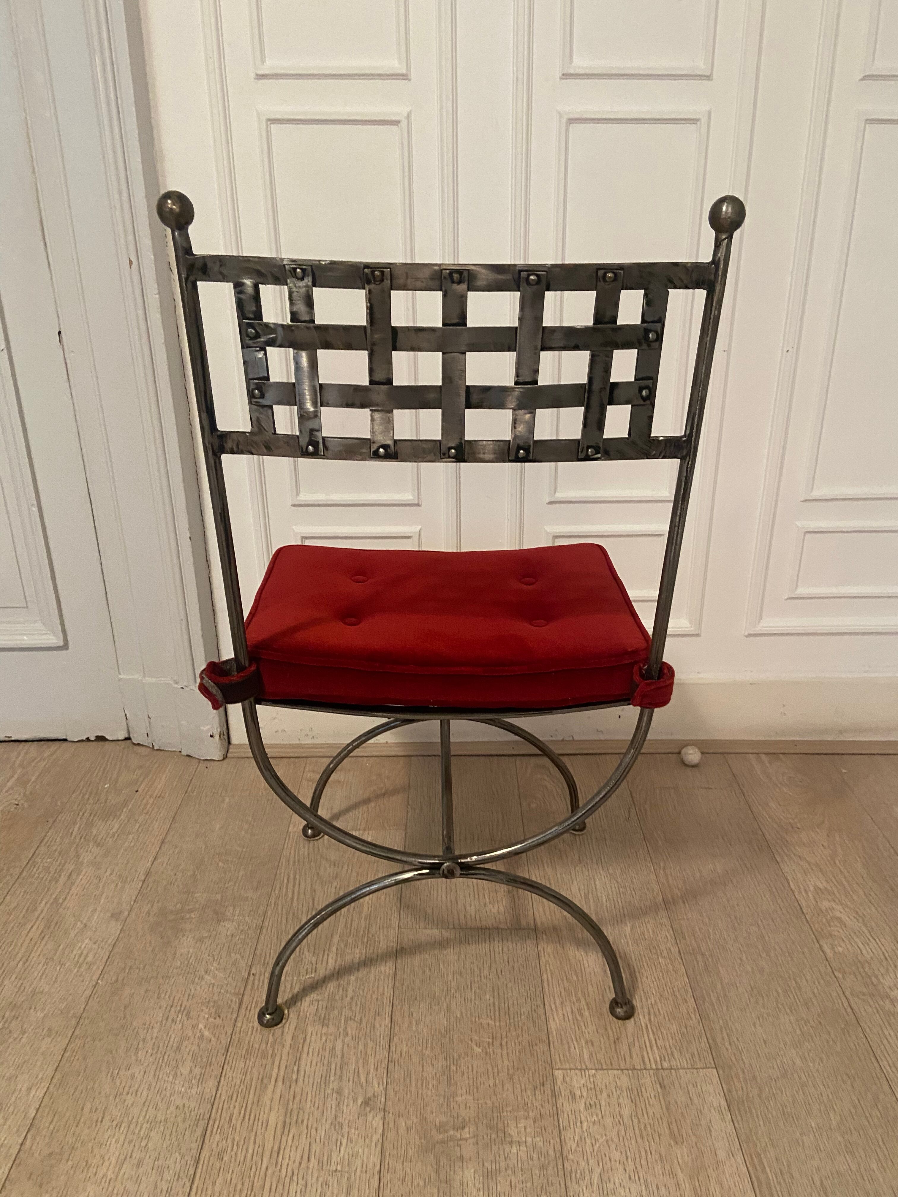 6 chaises curule en fer forgé avec assise en velours rouge