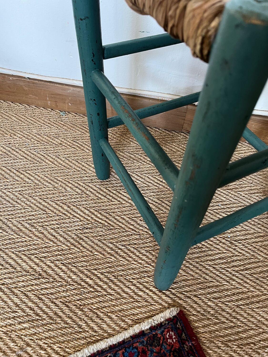 Vintage stool in green patinated wood and straw
