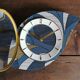 Horloge vintage pendule murale silencieuse asymétrique "Bleu blanc ocre"
