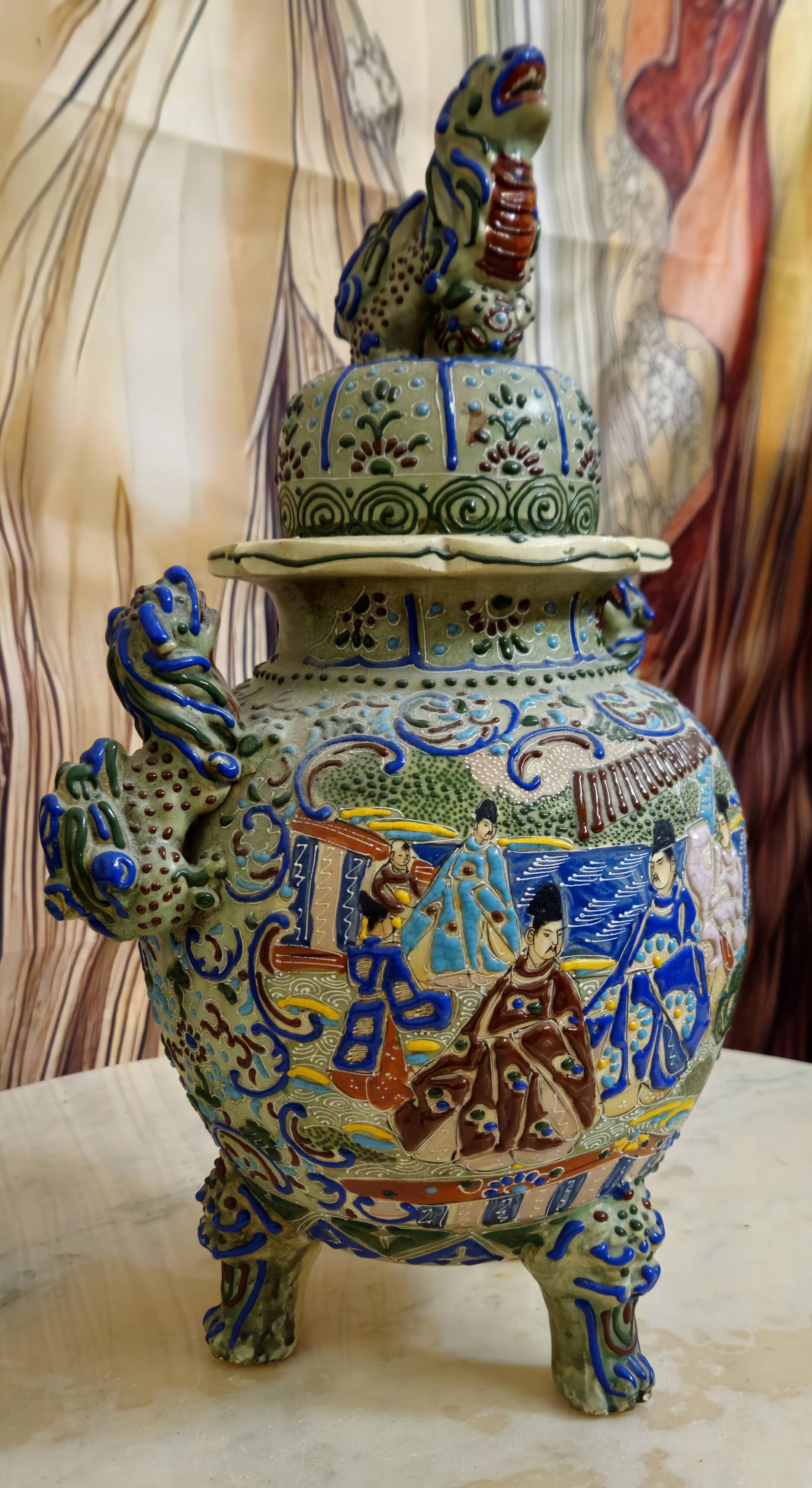 Large covered pot in polychrome earthenware, Asian work from the late 19th century.