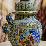 Large covered pot in polychrome earthenware, Asian work from the late 19th century.