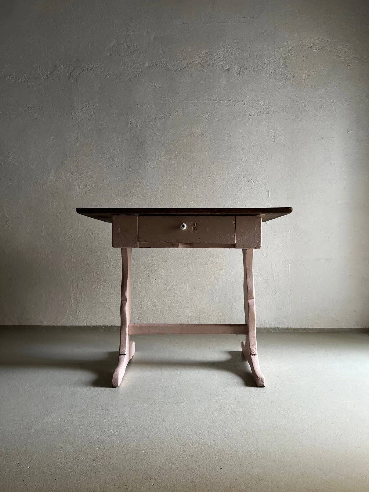 Bureau rustique peint en rose avec plateau marron