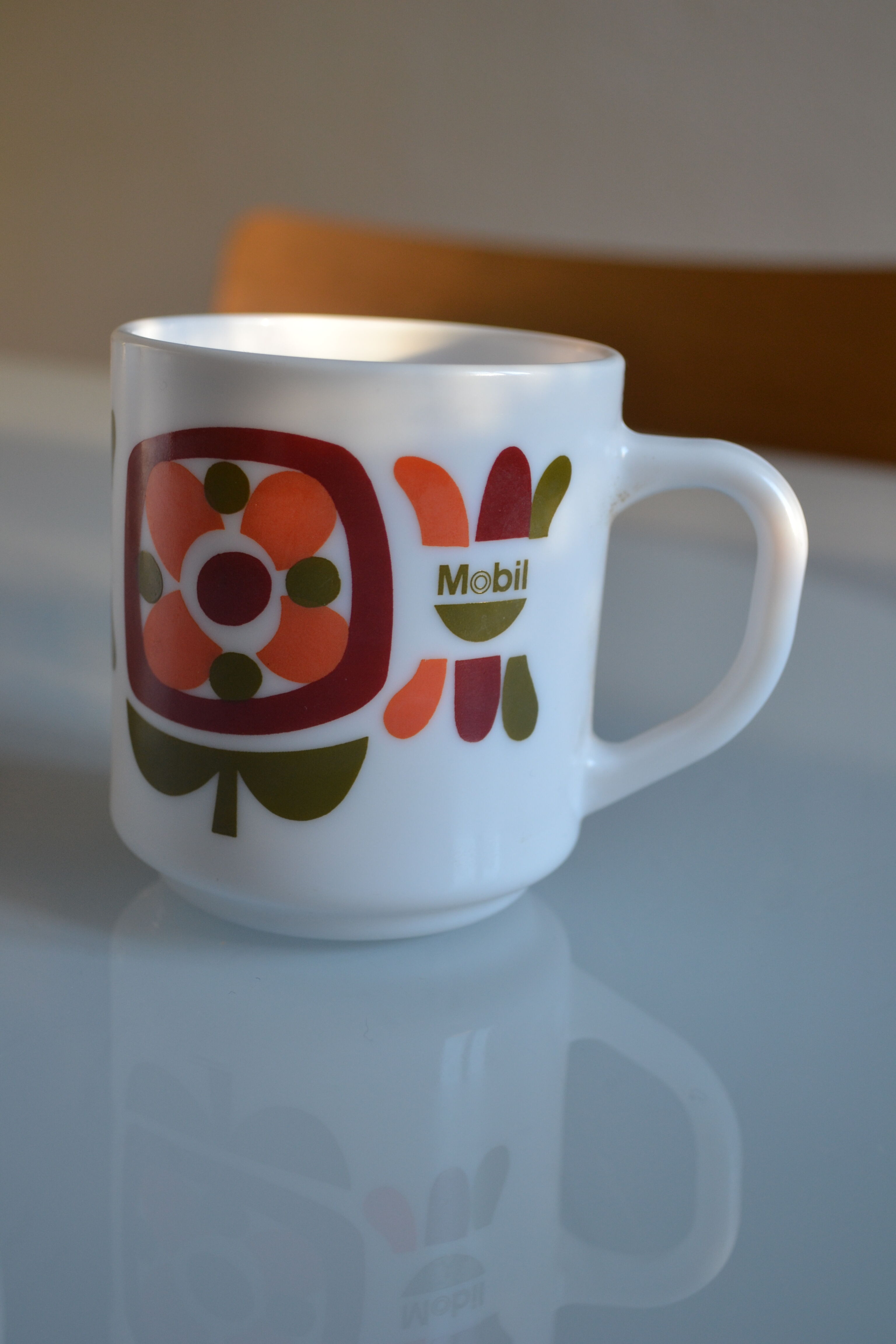 Pitcher and 2 mugs vintage Mobil years 70 Arcopal