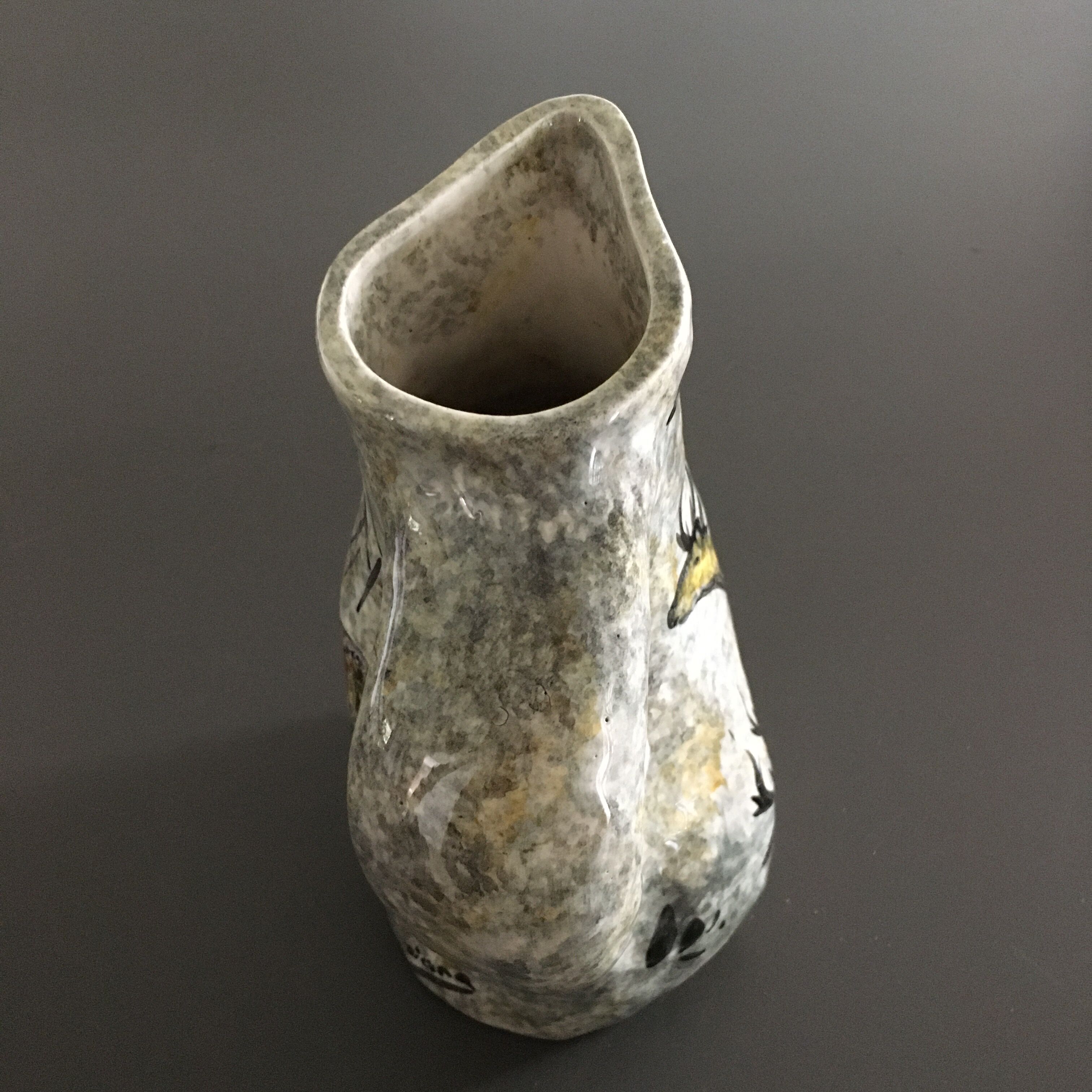 Zoomorphic pitcher with wall decoration