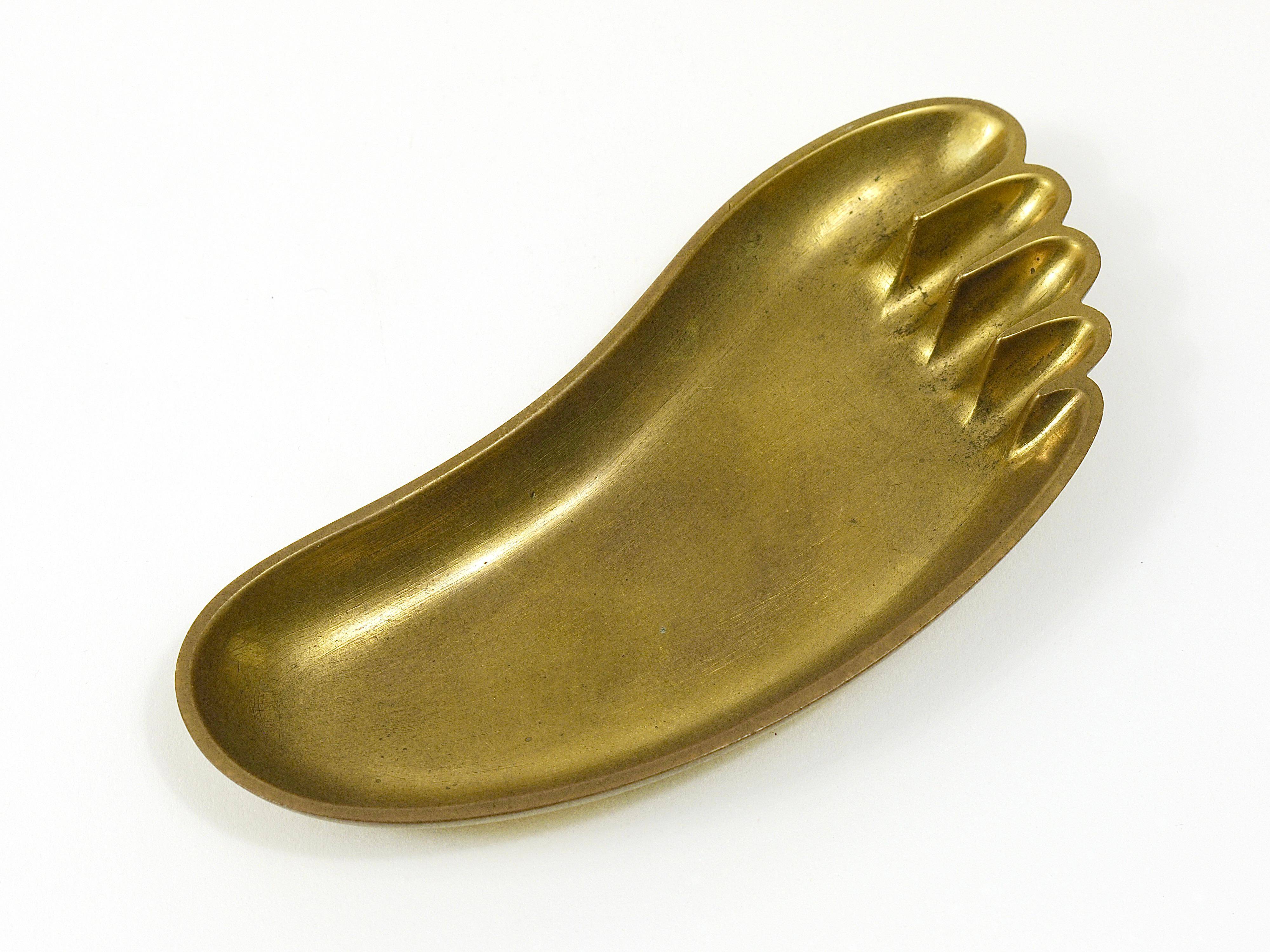 Bowl or sculptural plate in the shape of a foot by Werkstätte Hagenauer, mid-century, brass, Austria.