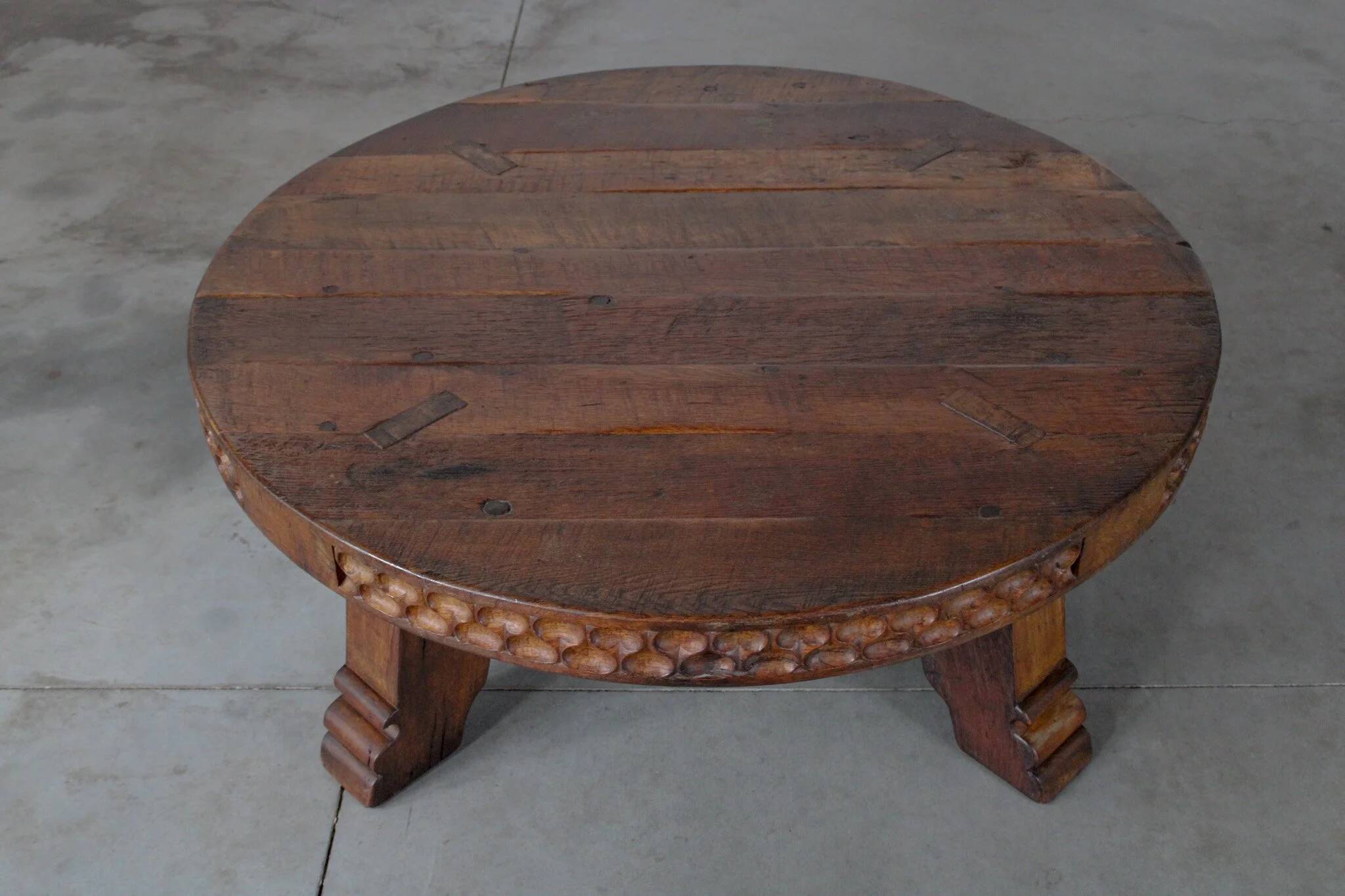 Table basse ronde rustique en chêne sculpté - Pays-Bas, années 1950