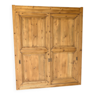 Armoire ancienne à portes coulissantes