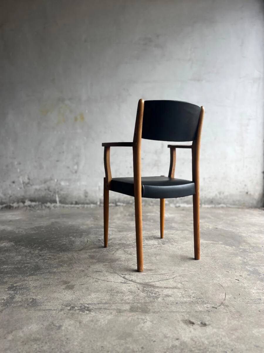 Set of 2 vintage beech wood armchairs with black skai upholstery — mid-century modern