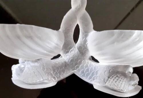 Saleron double forme, poissons entrelacés en verre opaque blanc