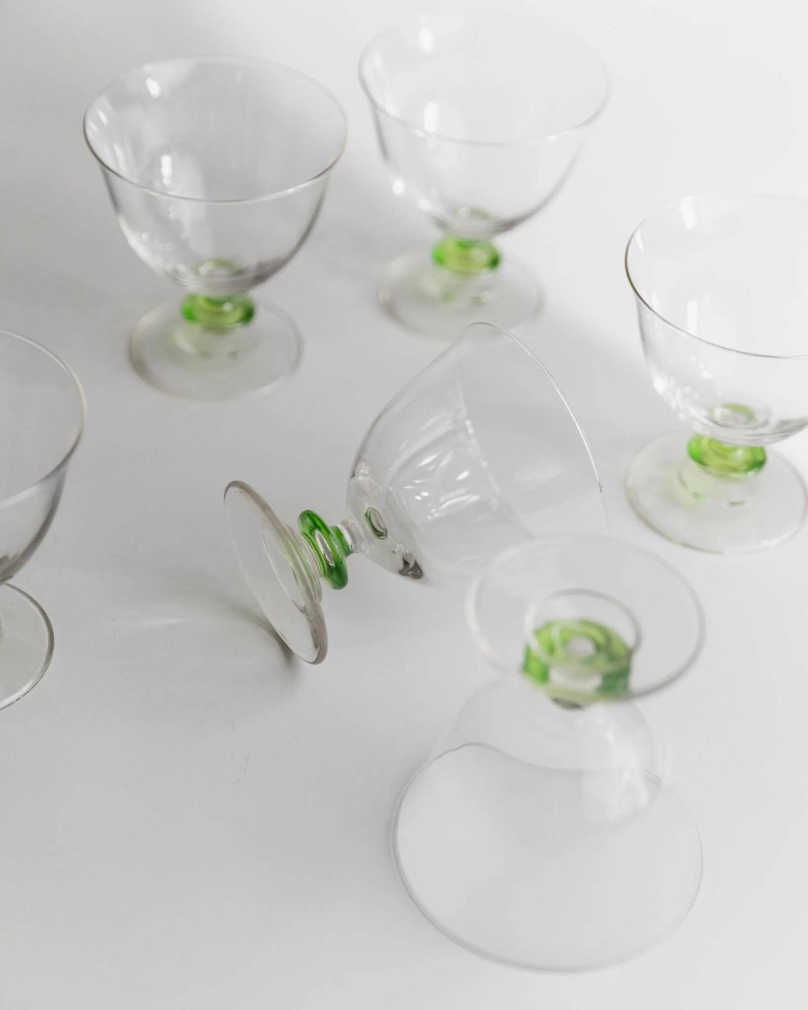 Ensemble de 6 verres à cocktail en verre de Murano vert vintage : verres à tige à bulles, années 1970, style italien du milieu du siècle.