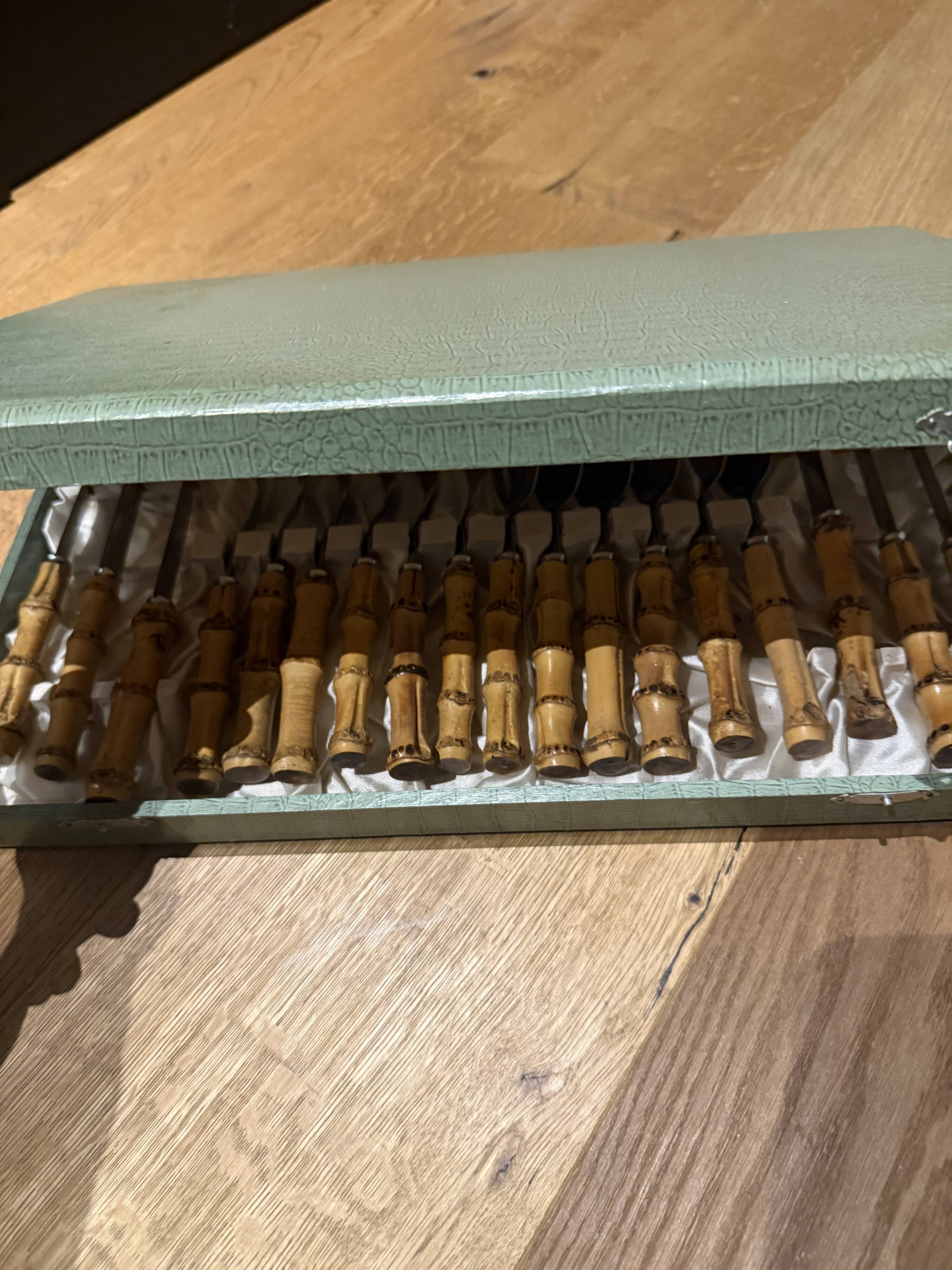 24-piece bamboo cutlery set