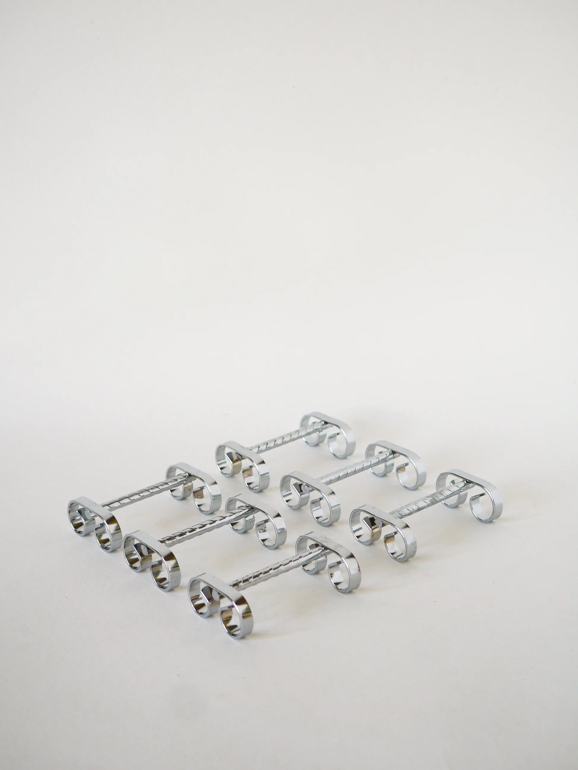 Ensemble de 6 porte-couteaux travaillés en inox, 1970